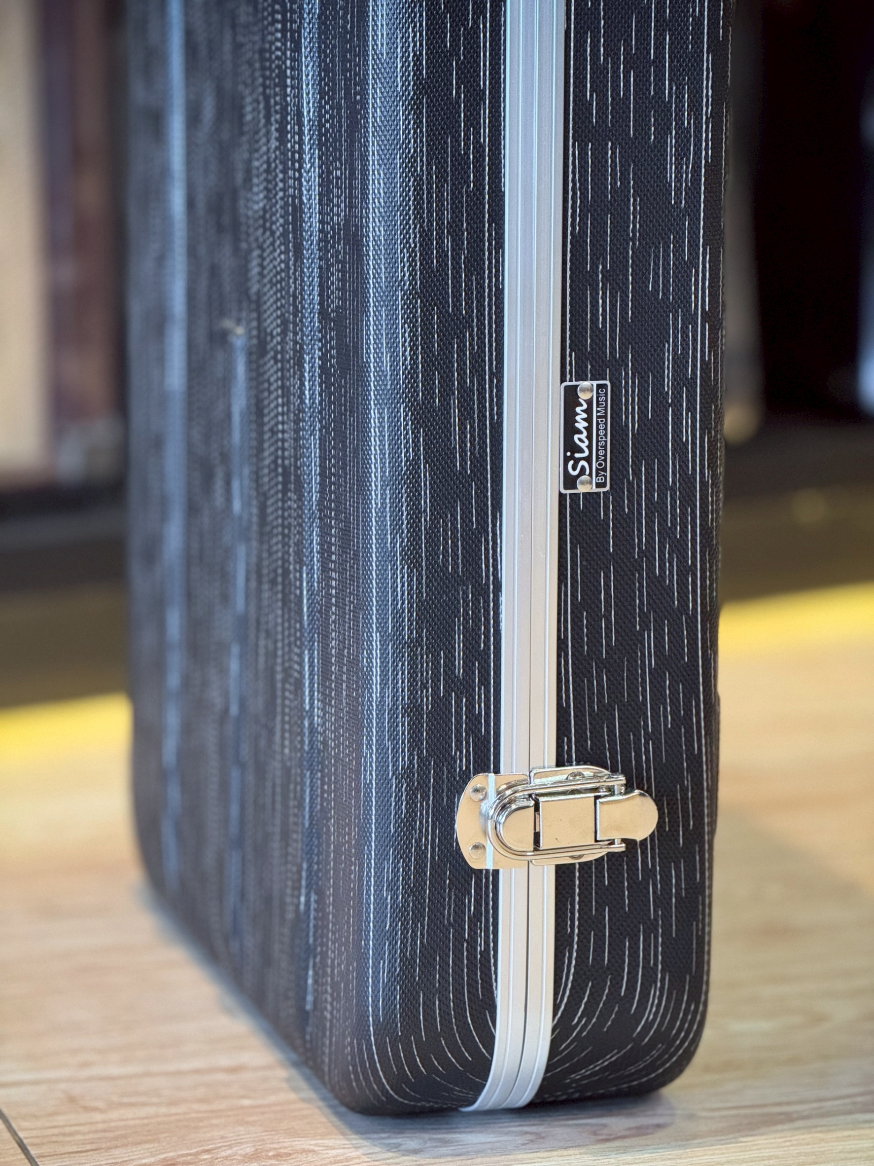 ฮาร์ดเคสกีต้าร์ไฟฟ้า Siam music EC-501 แข็งแรง ทนทาน ด้านในบุกำมะหยี่สีแดง