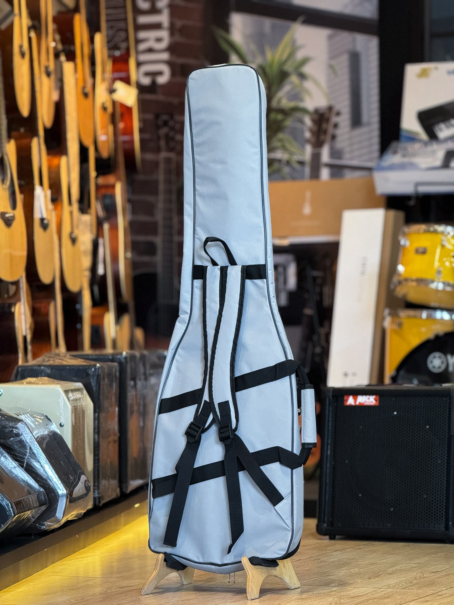 Fender กระเป๋าเบสไฟฟ้า บุฟองน้ำหนา 5 มิล ซอฟเคสเบสไฟฟ้า พร้อมสายคล้องคอ หูหิ้ว สายสะพายไหล่ปรับได้ สำหรับเบสทุกรูปทรง ขนาดมาตรฐาน 4-5 สาย