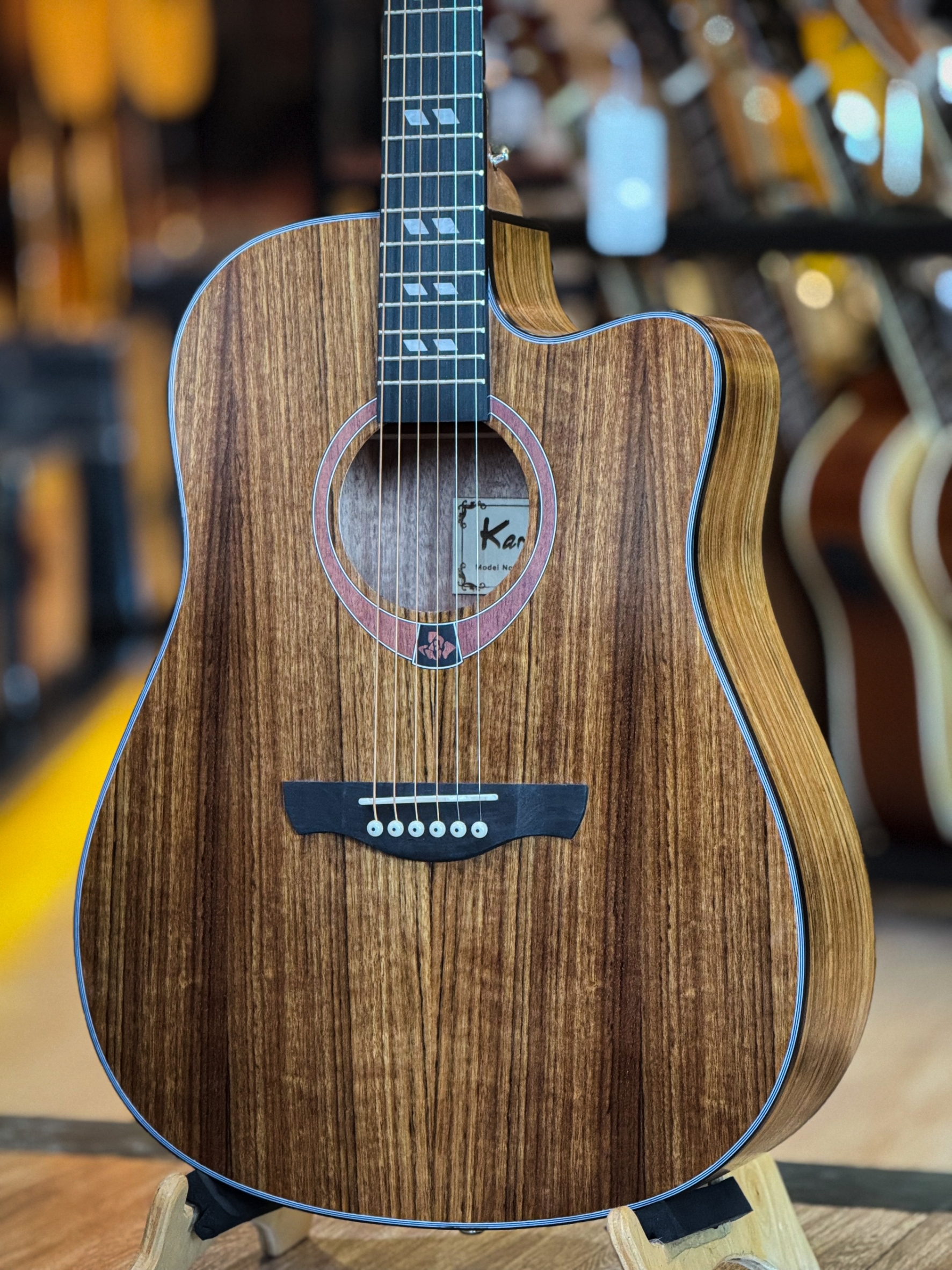 Kama กีตาร์โปร่ง รุ่น K-4117C ขนาด 41 นิ้ว เสียงกังวาน ไม้วอลนัท พร้อม กระเป๋าNami ปิ๊ก4อัน ประแจ คาโป้
