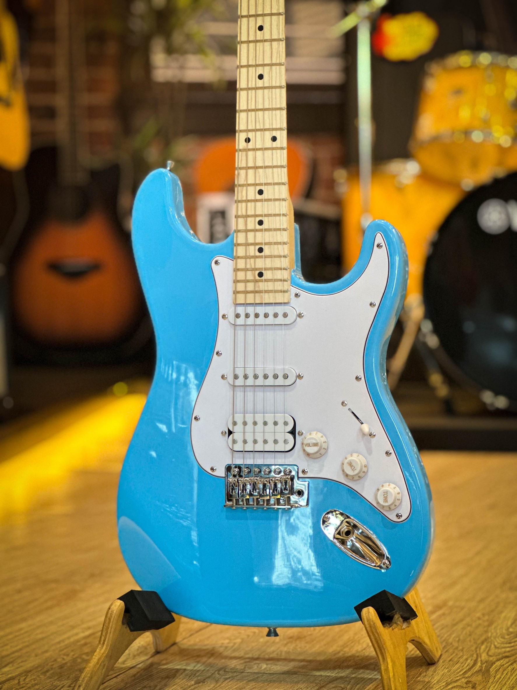 กีต้าร์ไฟฟ้า Siam music SM-02-F คอขาว สีฟ้า ปิ๊กอัพ HSS พร้อมเซต ตู้แอมป์ DE-20 ฟรี กระเป๋า สายแจ็ค ปิ๊ก2อัน