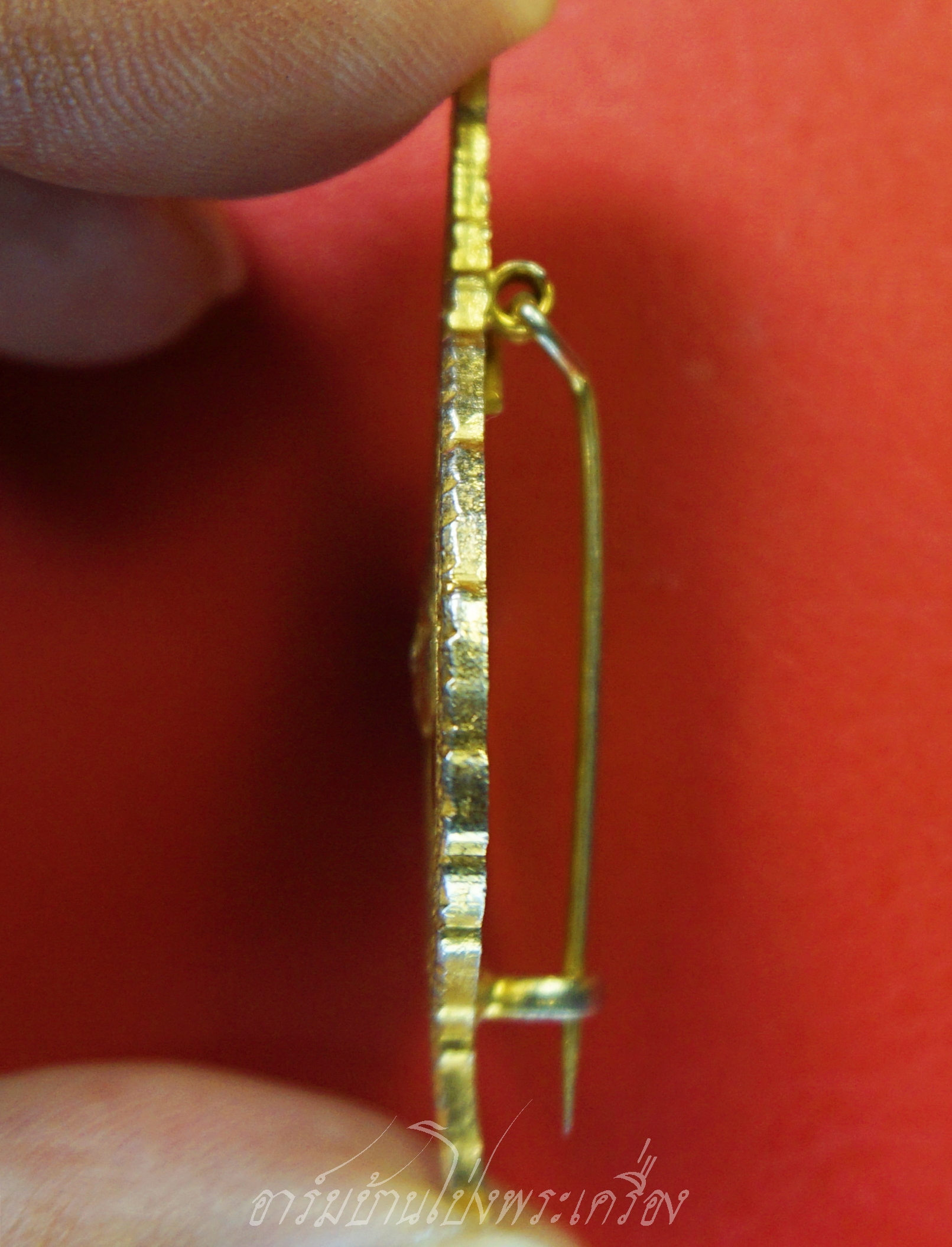 พระเทพวรคุณ หลวงพ่อสมาน สุเมโธ วัดป่าแสงอรุณ(วัดสมศรี) จ.ขอนแก่น เข็มกลัดพัดยศ ปี๒๕๔๑ เนื้อกะไหล่ทอง(องค์ที่1)