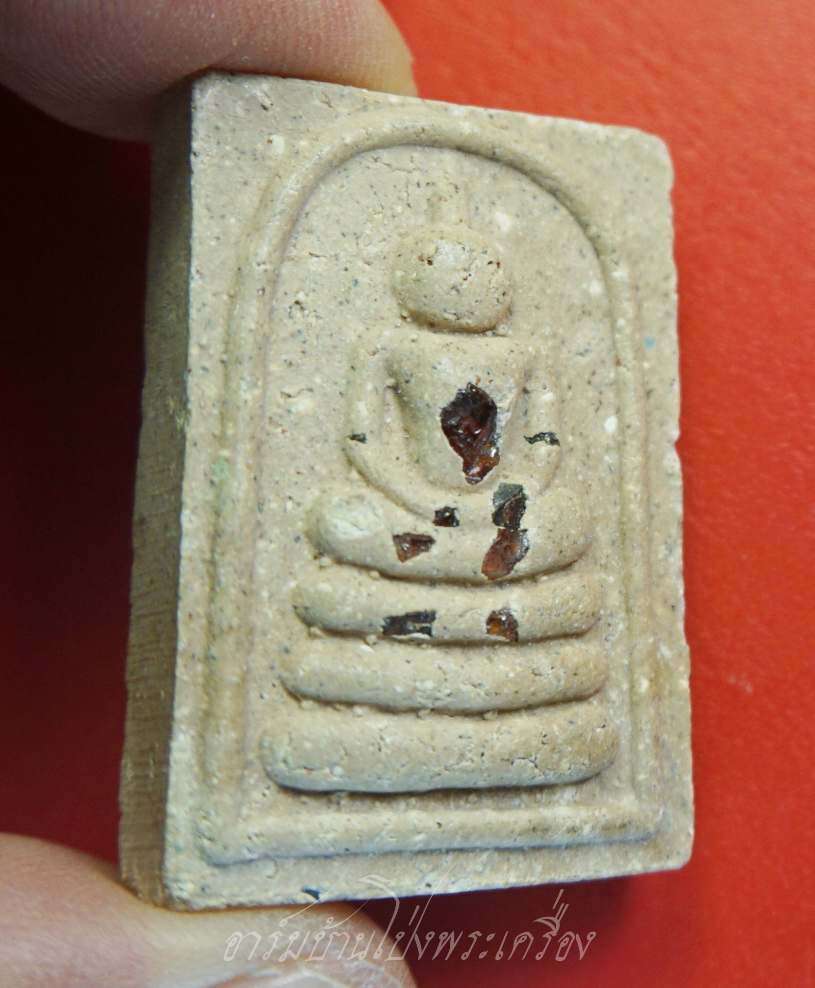 พระสมเด็จ หลวงปู่บุดดา ถาวโร วัดกลางชูศรี จ.สิงห์บุรี ฝ้งพลอยด้านหน้า(องค์ที่1)