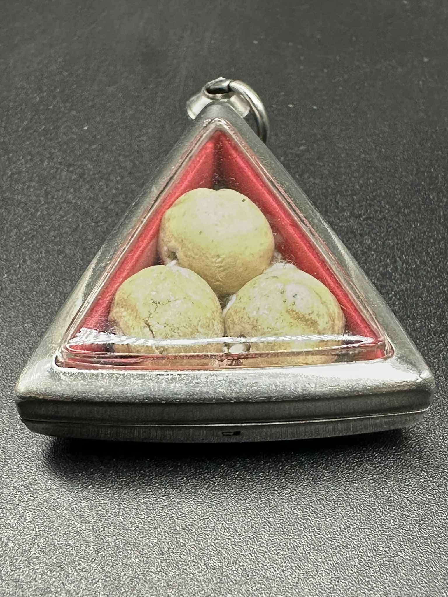 42.ลูกอมสมเด็จหลวงพ่อสงวน วัดใหม่พันมือ สามเม็ดพร้อมกรอบเงินสามเหลี่ยม พันสายสิญจน์หลวงพ่อสงวน