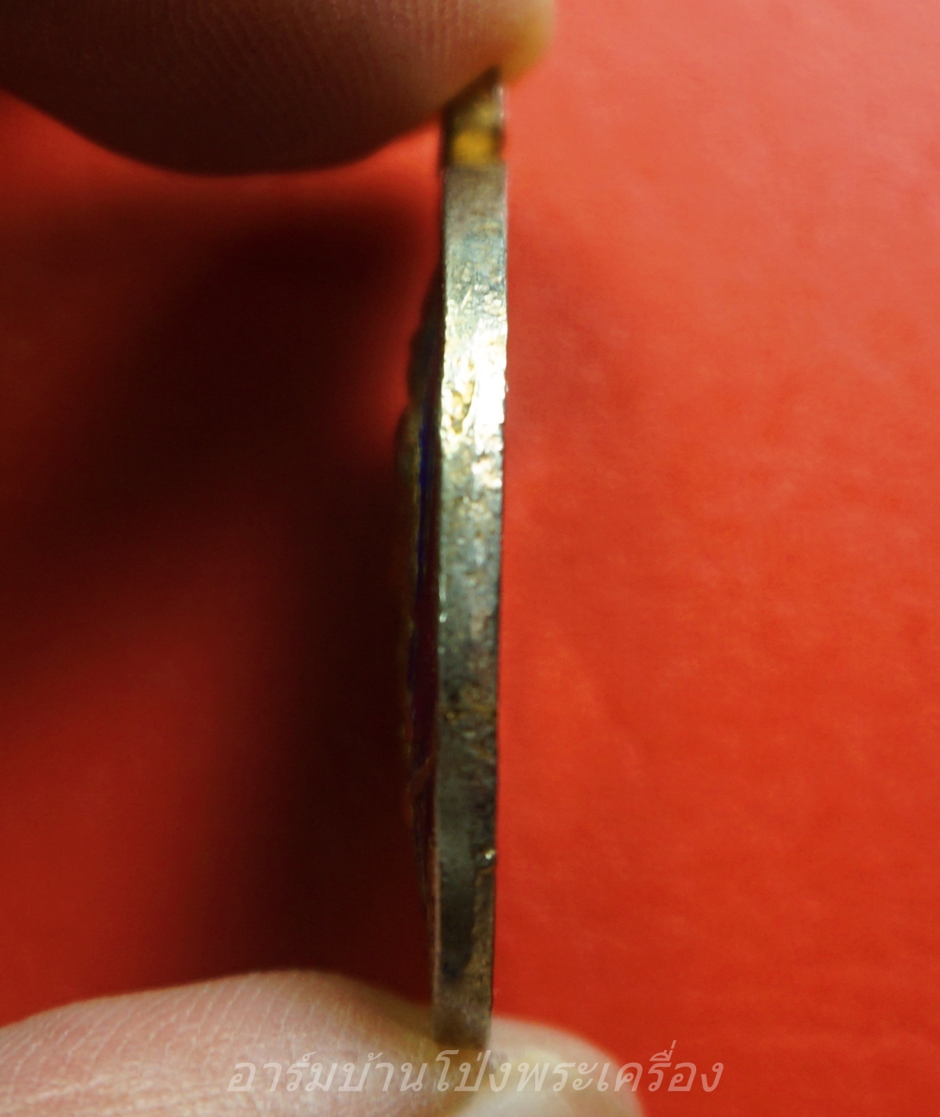 หลวงพ่อคูณ วัดบ้านไร่ รุ่นเพื่อชีวิต ปี๒๕๓๙ เนื้อกะไหล่ทองลงยาสีน้ำเงิน จัดสร้างโดยวงคาราบาว ด้านหลังตอกโค๊ต"จ"(องค์ที่1)