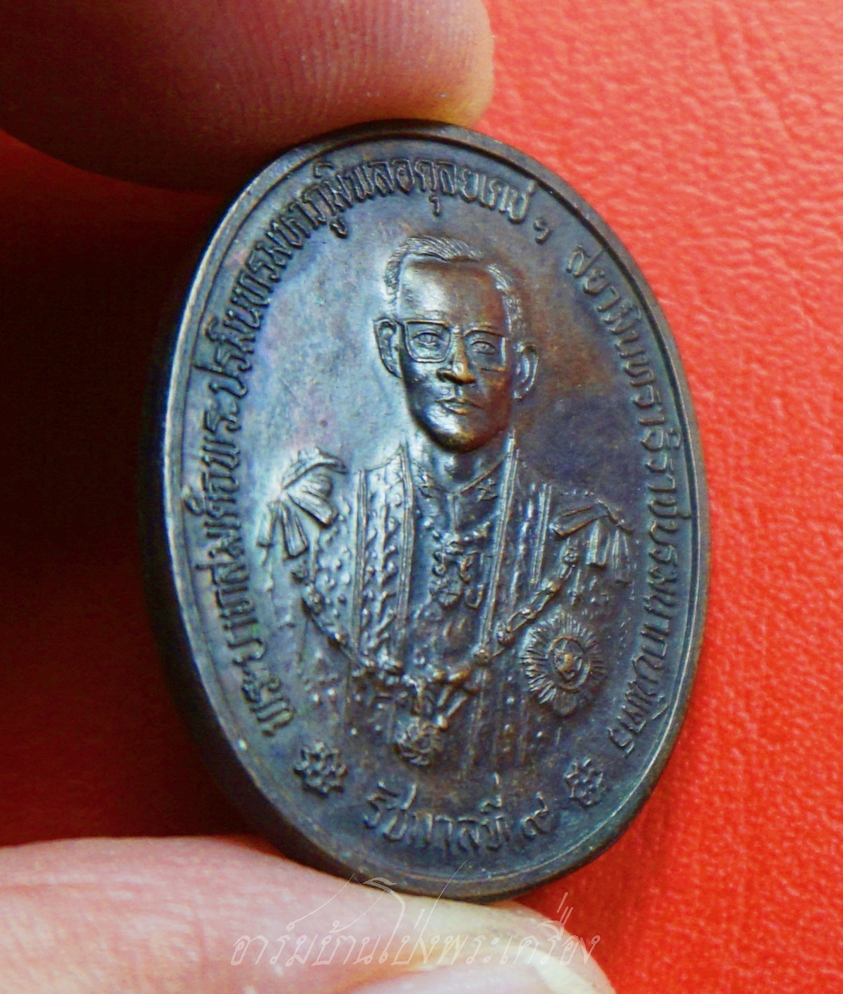 เหรียญในหลวง รัชกาลที่๙ ฉลองสิริราชสมบัติครบ๕๐ปี ศาลยุติธรรมจัดสร้าง ปี๒๕๓๙ เนื้อทองแดงรมดำ(องค์ที่2)