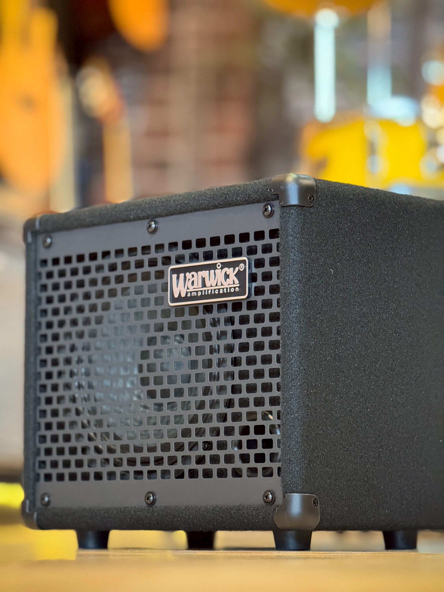 ตู้เบสแอมป์ Warwick รุ่น BC10 แอมป์เบส 10 วัตต์ สามารถปรับ EQ ได้ 3 ย่านเสียง พร้อมช่องเสียบ AUX