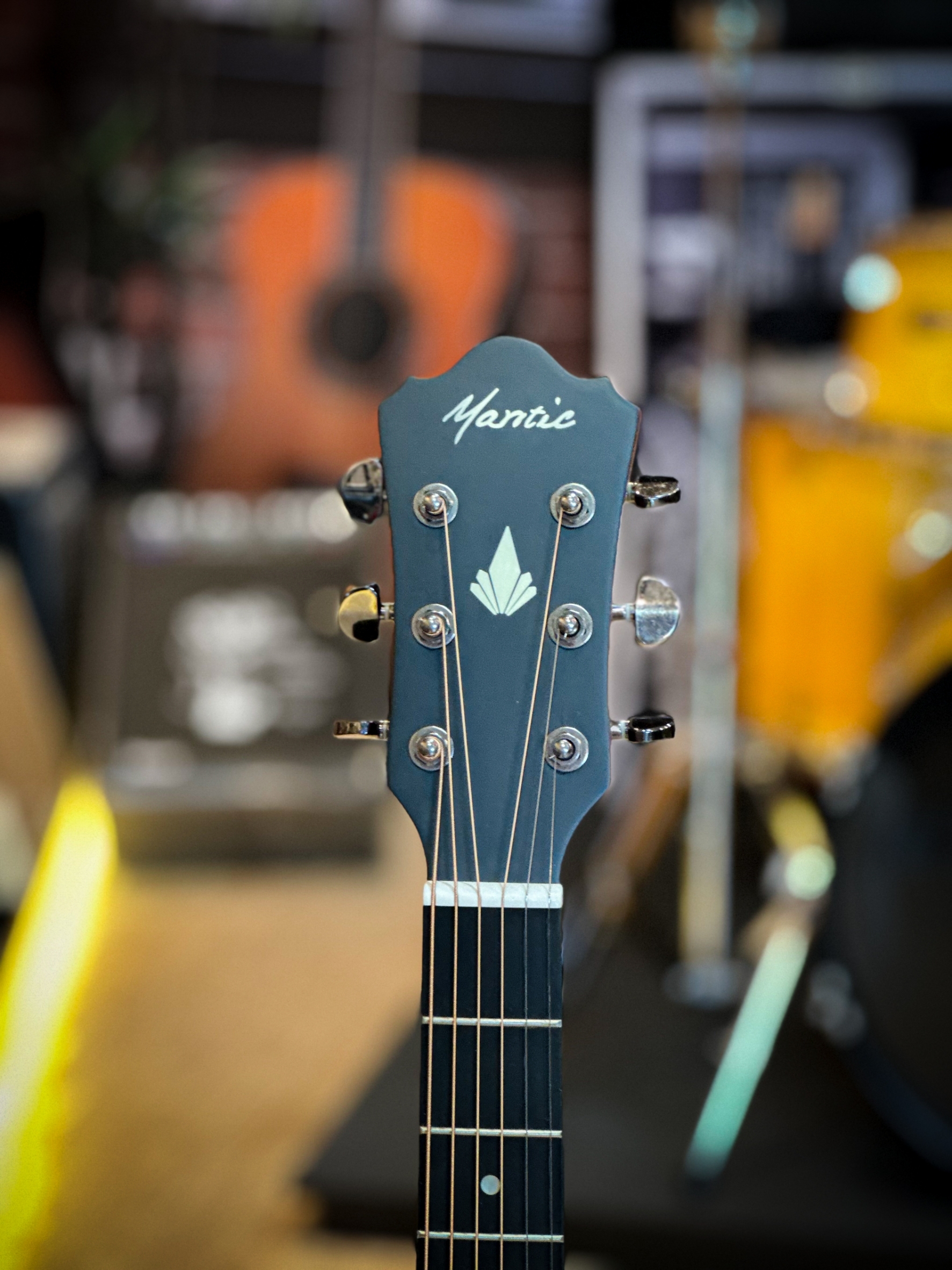 กีต้าร์โปร่ง Mantic GA-10SC หน้าไม้แท้ Top Solid ทัชชิ่งดี ขนาด 40 นิ้ว พร้อม กระเป๋า ปิ๊ก4อัน ใบคอร์ด ประแจ คาโป้