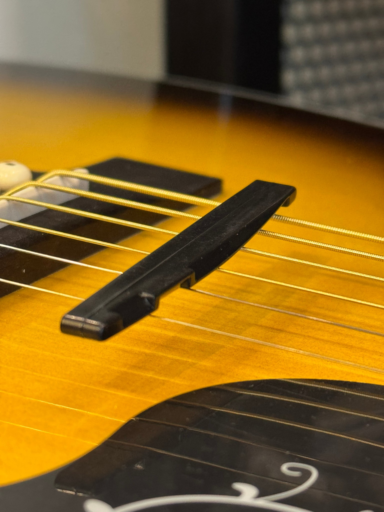 อุปกรณ์กีต้าร์ ชุดหมุดยึดสายกีต้าร์ 8 ชิ้น สีดำ 1 ชุด ทำจากวัสดุคุณภาพดี พร้อมของแถมฟรี ปิ๊ก 3 ชิ้น