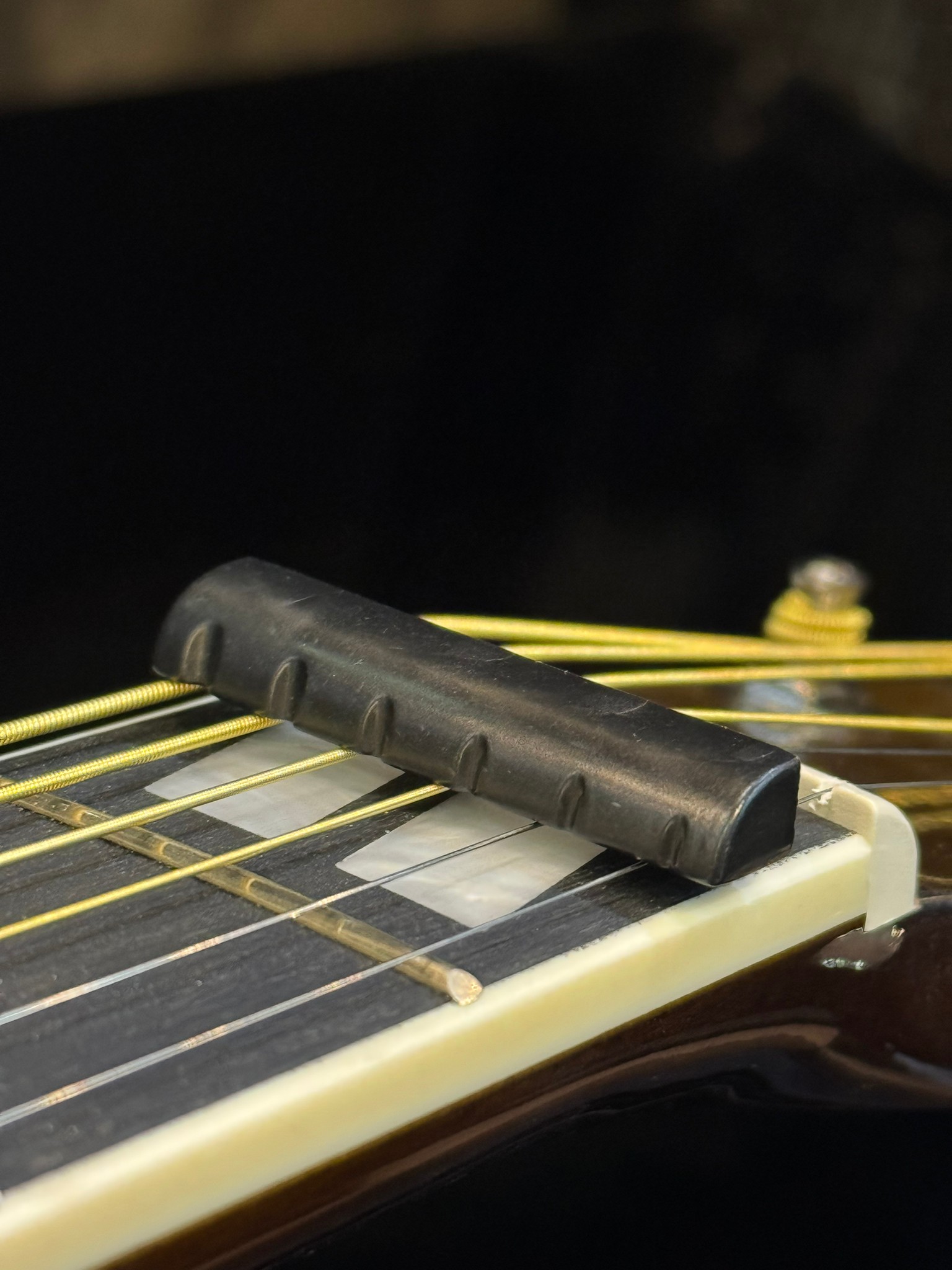 อุปกรณ์กีต้าร์ ชุดหมุดยึดสายกีต้าร์ 8 ชิ้น สีดำ 1 ชุด ทำจากวัสดุคุณภาพดี พร้อมของแถมฟรี ปิ๊ก 3 ชิ้น