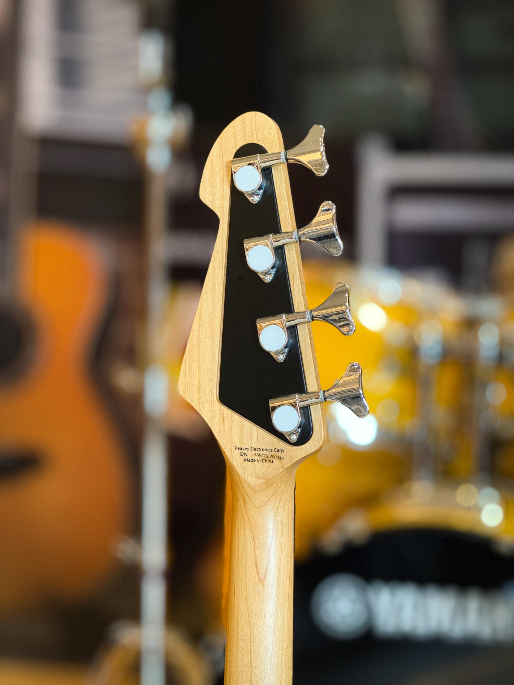 Peavey เบสไฟฟ้า Milestone 4 สาย สีซันเบิร์ส จำนวน 20 เฟรต Bass Guitar ฟรี สายแจ็ค / ปิ๊ก 3 อัน