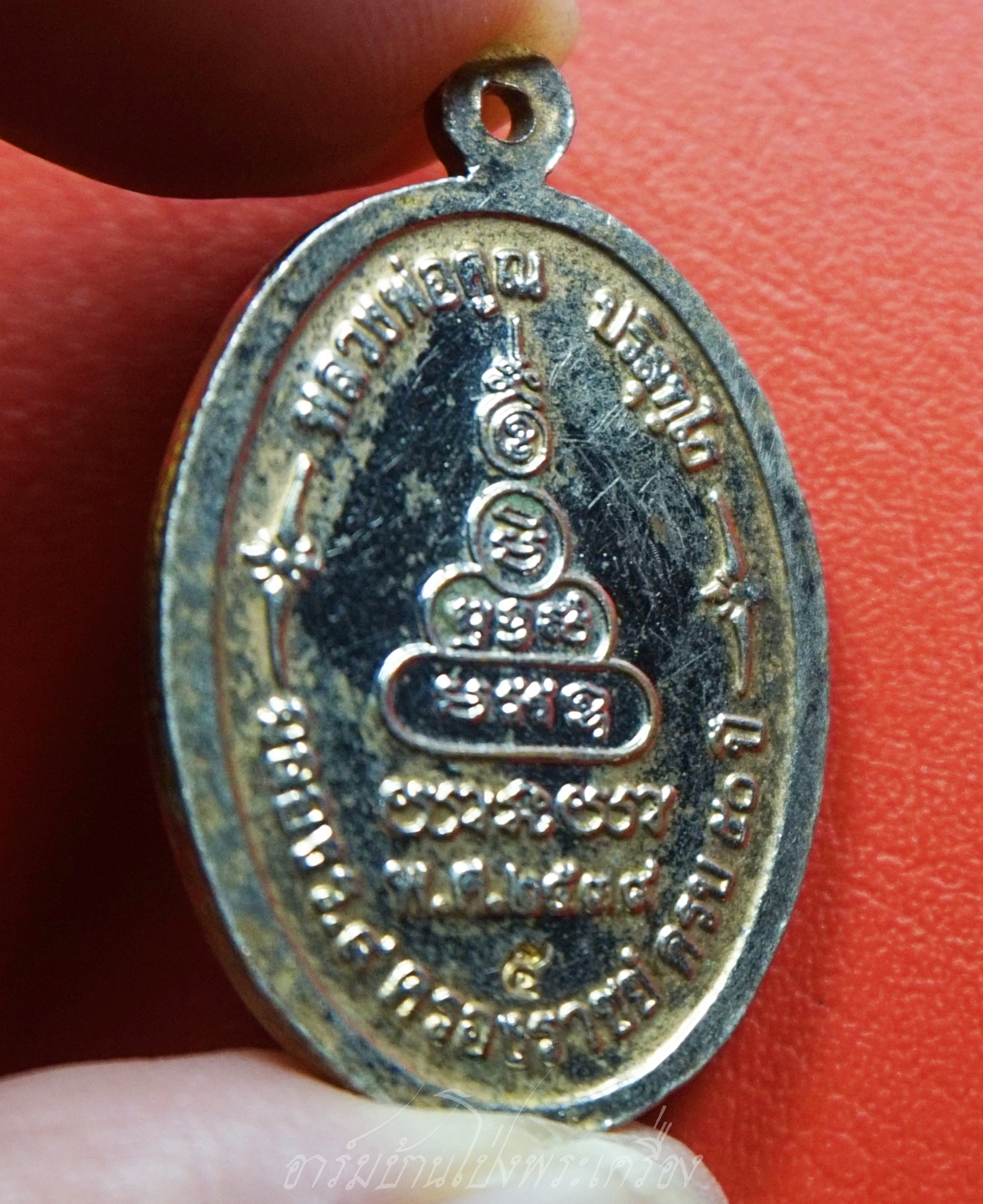 หลวงพ่อคูณ วัดบ้านไร่ รุ่นเพื่อชีวิต ปี๒๕๓๙ เนื้อกะไหล่ทองลงยาสีเขียว จัดสร้างโดยวงคาราบาว ด้านหลังตอกโค๊ต"จ"(องค์ที่6)