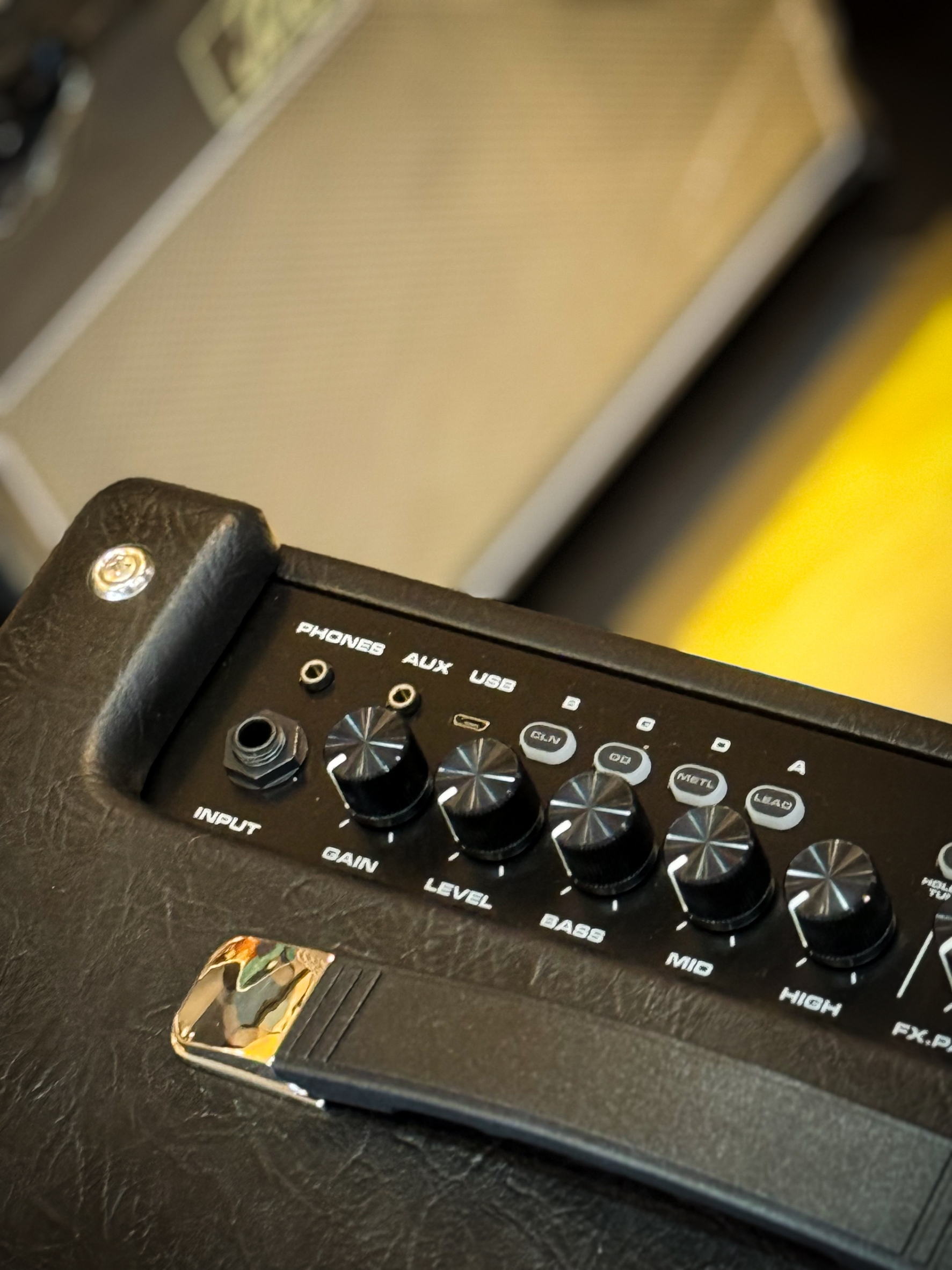 Nux รุ่น Mighty 20 BT MK II มีจูนเนอร์ในตัว / Bluetooth มาพร้อม 18 เอฟเฟ็กต์ในตัว ดอกลำโพงขนาด 10 นิ้ว ต่อหูฟัง ได้