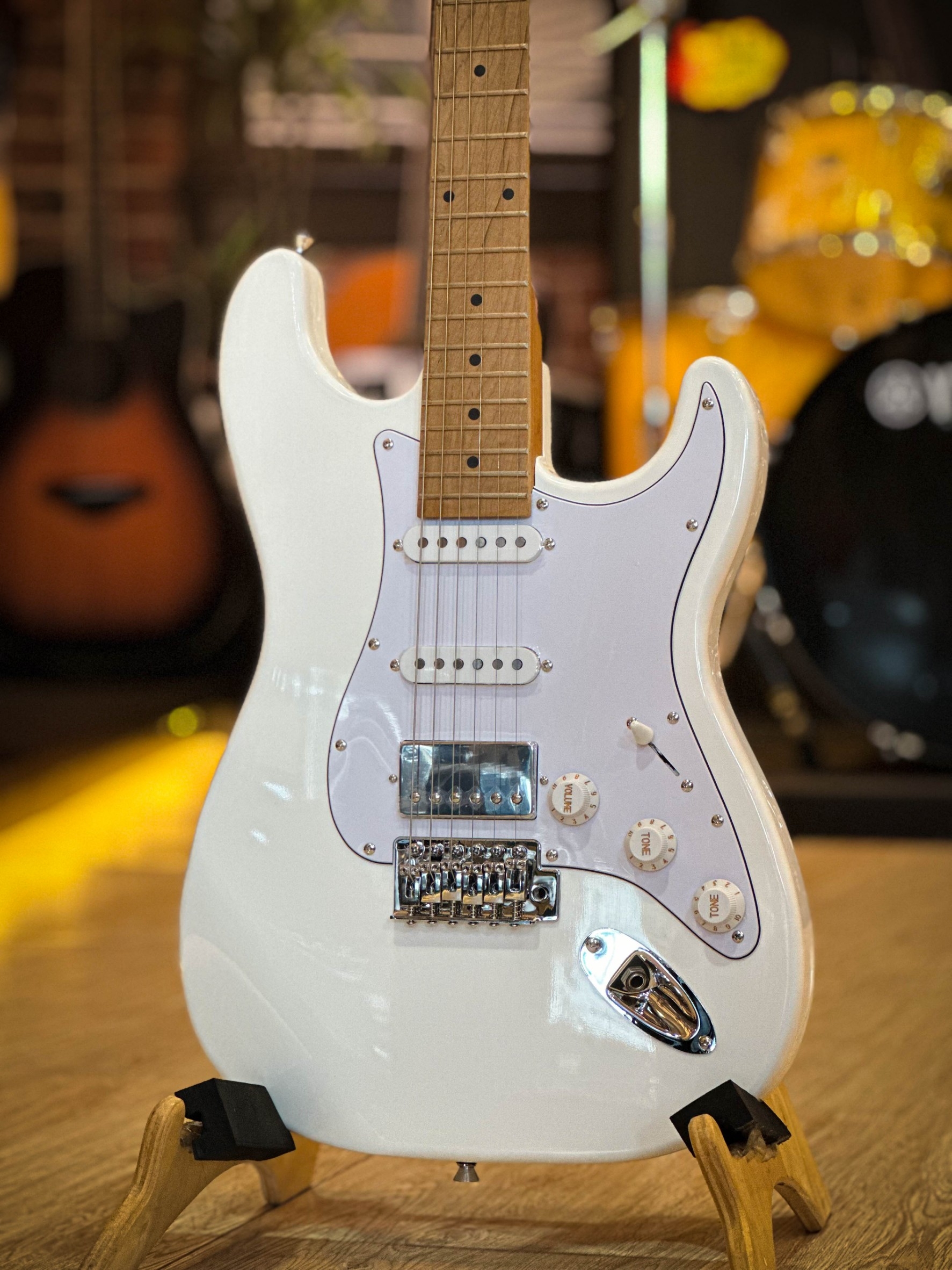 Siam music กีต้าร์ไฟฟ้า รุ่น SM-02R HSS (คอเผา) กีตาร์ไฟฟ้า สีขาว แถมฟรี กระเป๋า/สายแจ็ค/ปิ๊ก2อัน