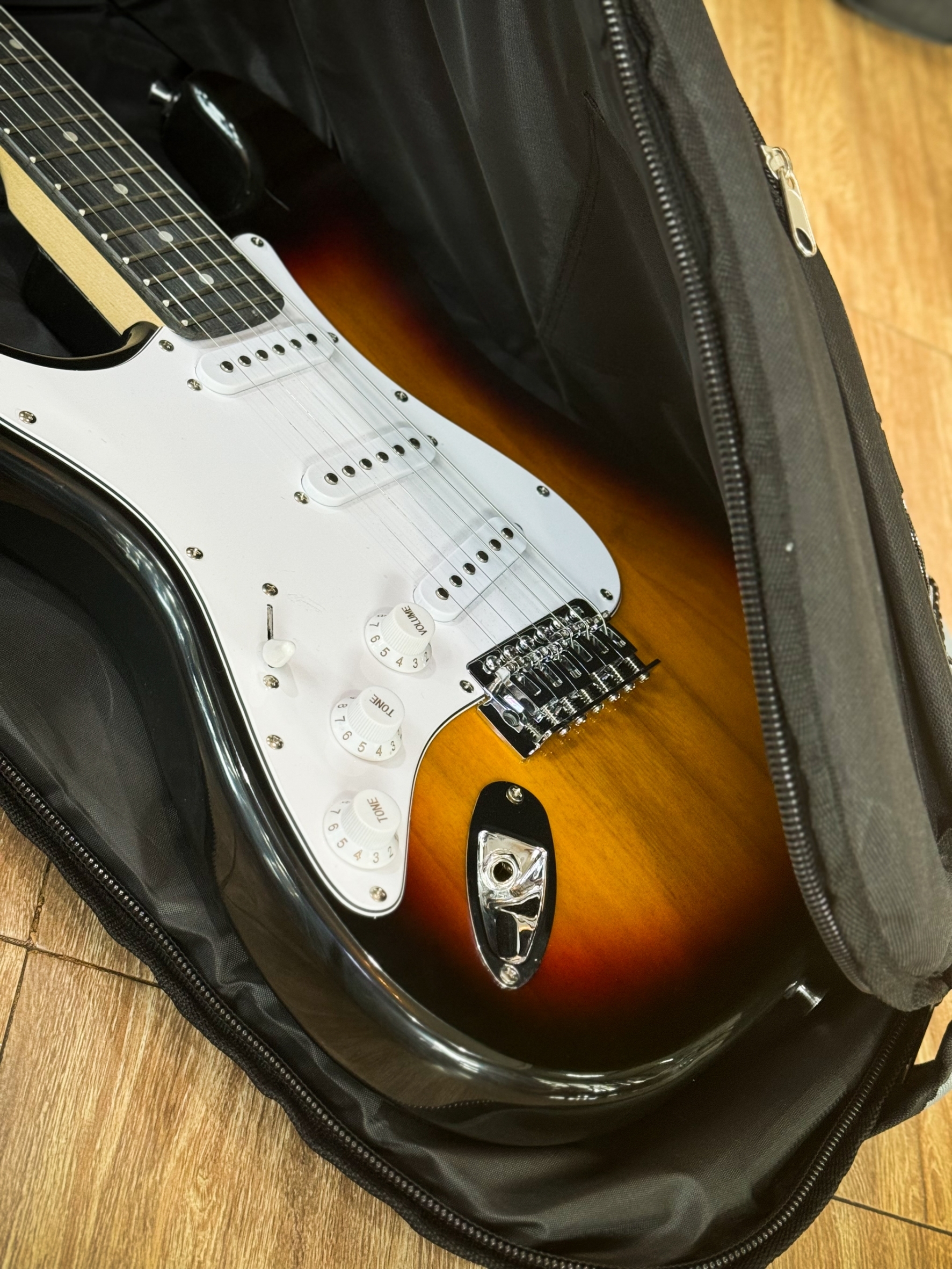 ซอฟเคสกีต้าร์ไฟฟ้า Fender กระเป๋ากีต้าร์ไฟฟ้า กระเป๋าหน้าแบบถัก บุฟองน้ำหนา มีสะพายหลัง
