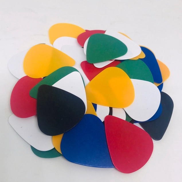 เซ็ทอุปกรณ์เสริมกีตาร์ ชุด 9ชิ้น สุดคุ้ม !!! สายกีตาร์ Ellen + ปิ๊ก 5 + ที่เก็บปิ๊ก + คาโป้ +ประแจ