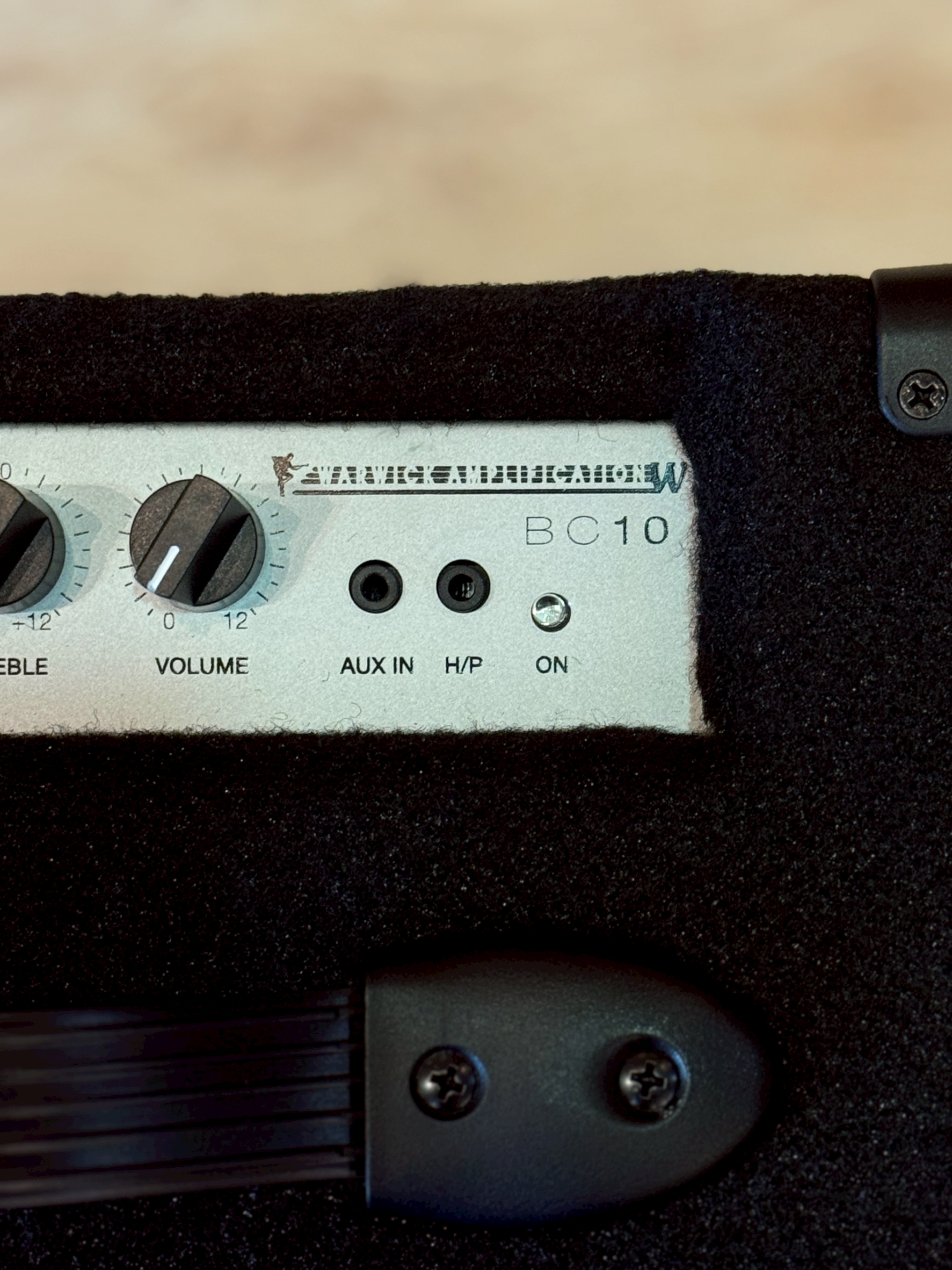 ตู้เบสแอมป์ Warwick รุ่น BC10 แอมป์เบส 10 วัตต์ สามารถปรับ EQ ได้ 3 ย่านเสียง พร้อมช่องเสียบ AUX