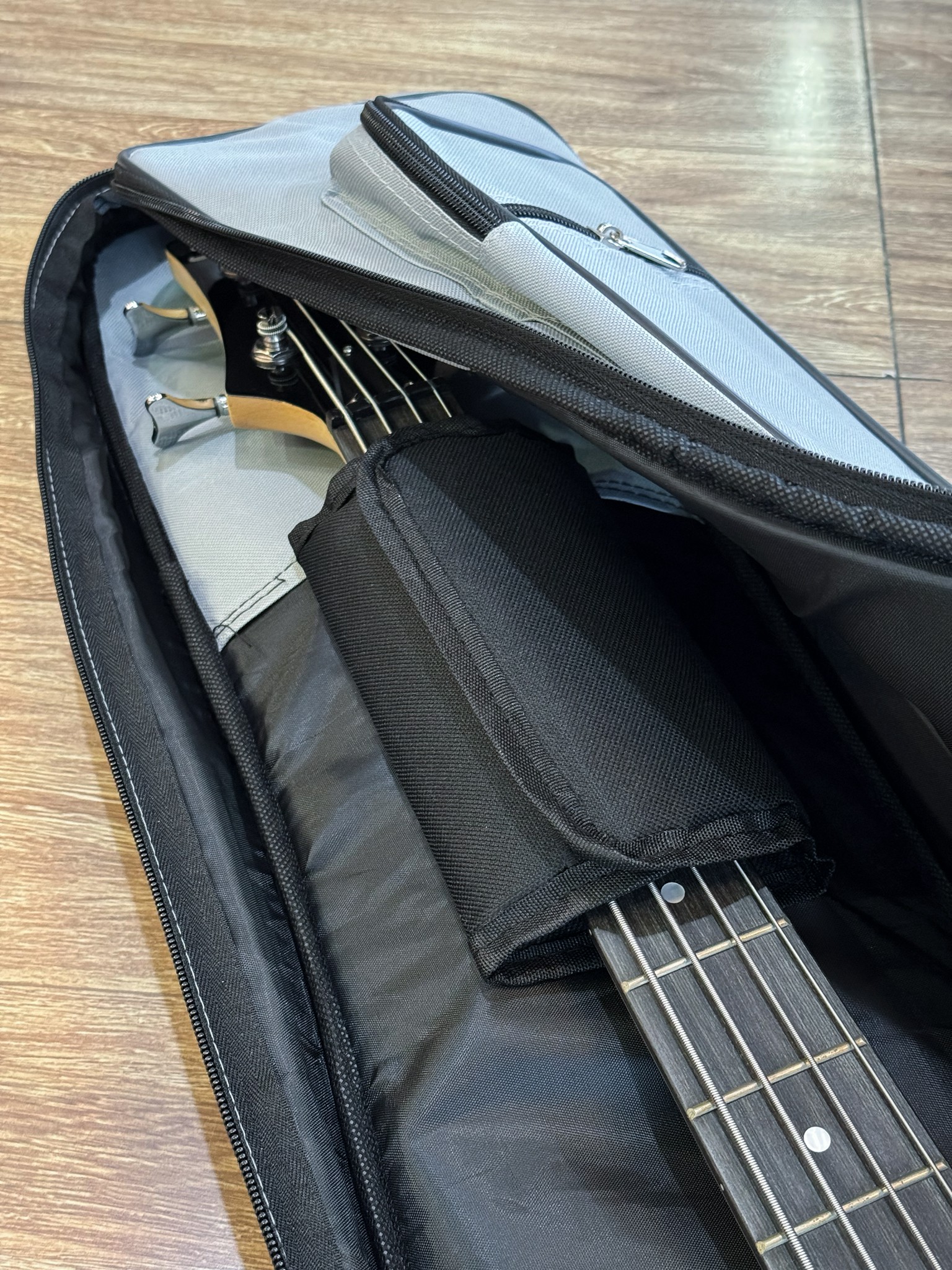 Fender กระเป๋าเบสไฟฟ้า บุฟองน้ำหนา 5 มิล ซอฟเคสเบสไฟฟ้า พร้อมสายคล้องคอ หูหิ้ว สายสะพายไหล่ปรับได้ สำหรับเบสทุกรูปทรง ขนาดมาตรฐาน 4-5 สาย