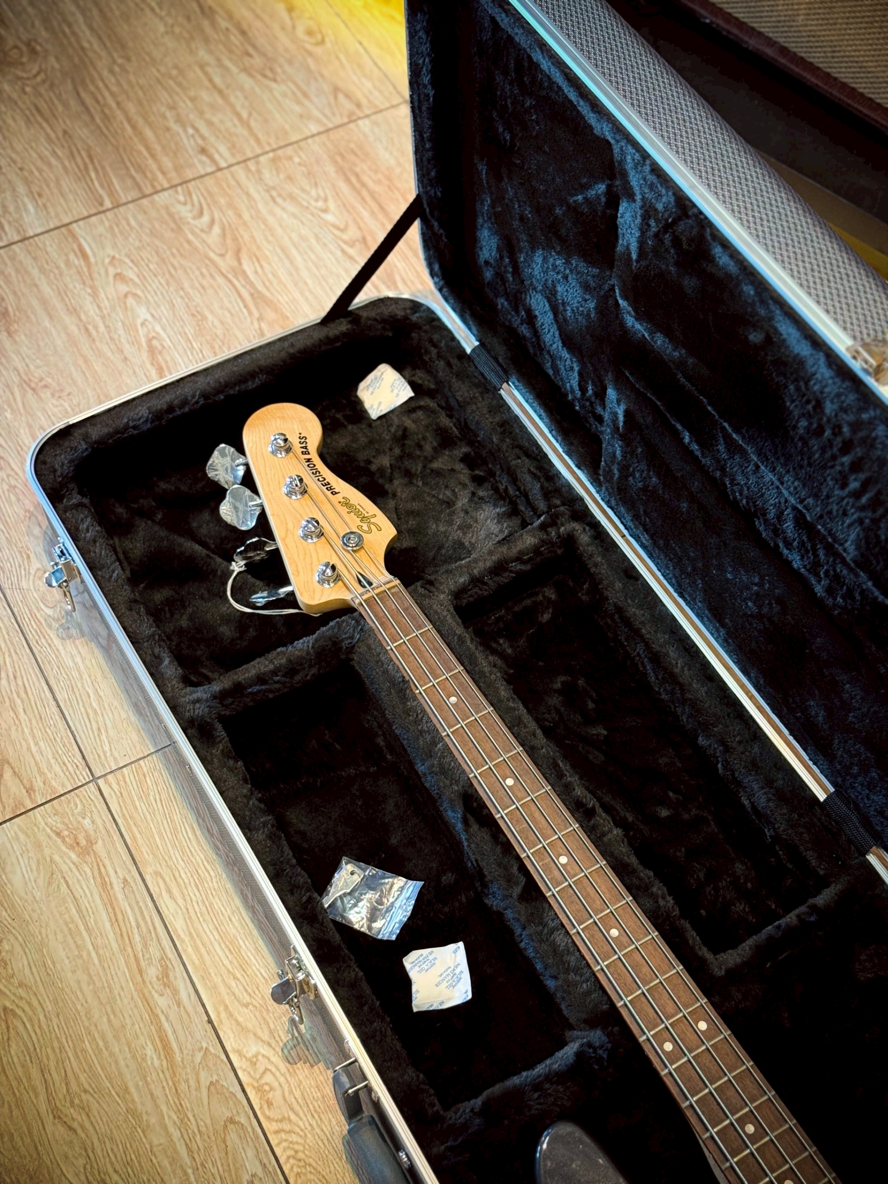 Duracase Hard case ฮาร์ดเคสเบส ลายคาร์บอน ภายในพรม สีดำ ตัวล็อคแน่นหนา วัสดุแข็งแรง ใส่เบสทรงมาตรฐานได้หลายทรง