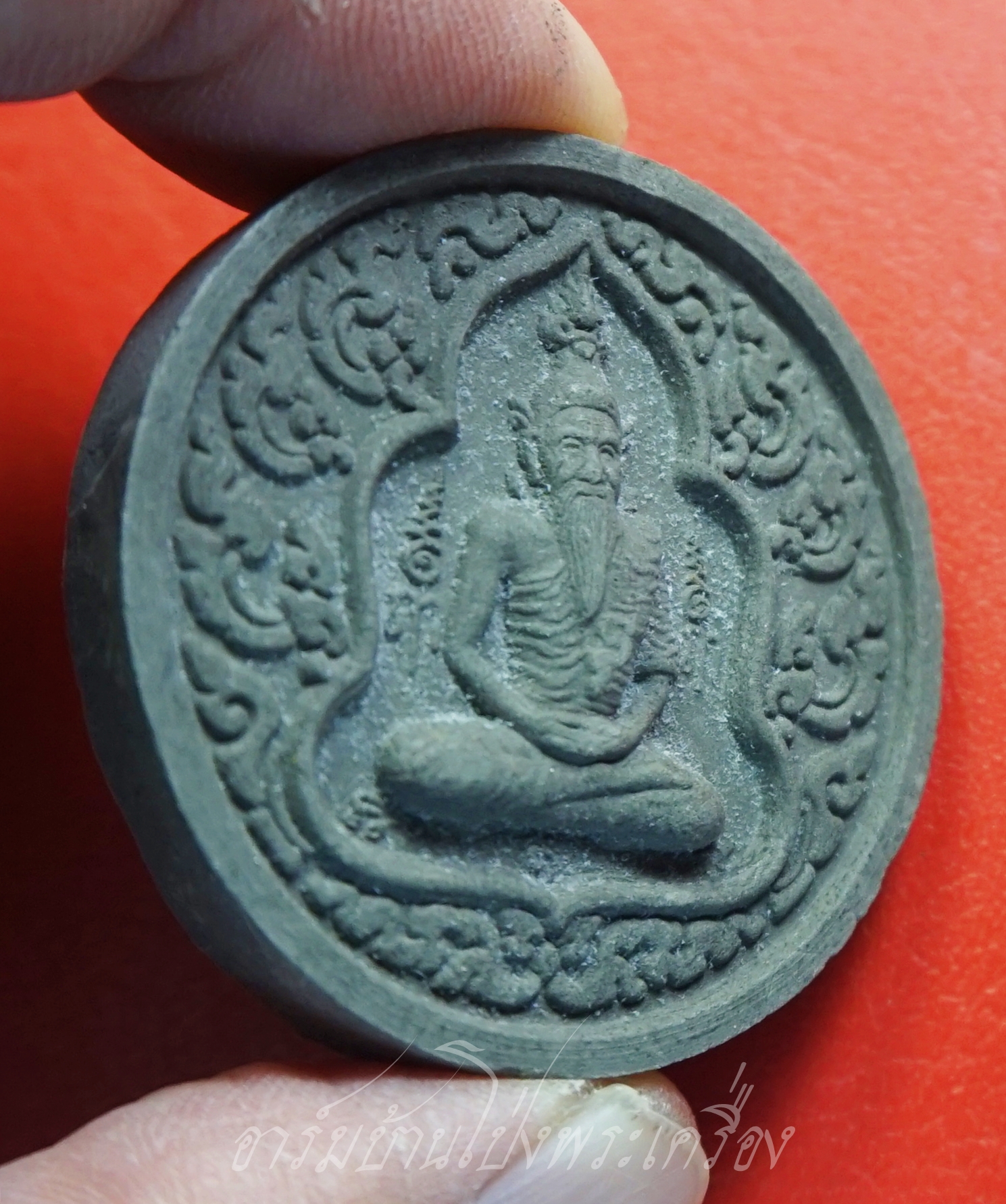 หลวงปู่ต้อย วัดสนามแย้ เศียรพ่อแก่ฤาษีนารอด หลังปู่ฤาษีนารายณ์ รุ่นแรก ปี๒๕๕๓ เนื้อผงพุทธคุณ(องค์ที่1)