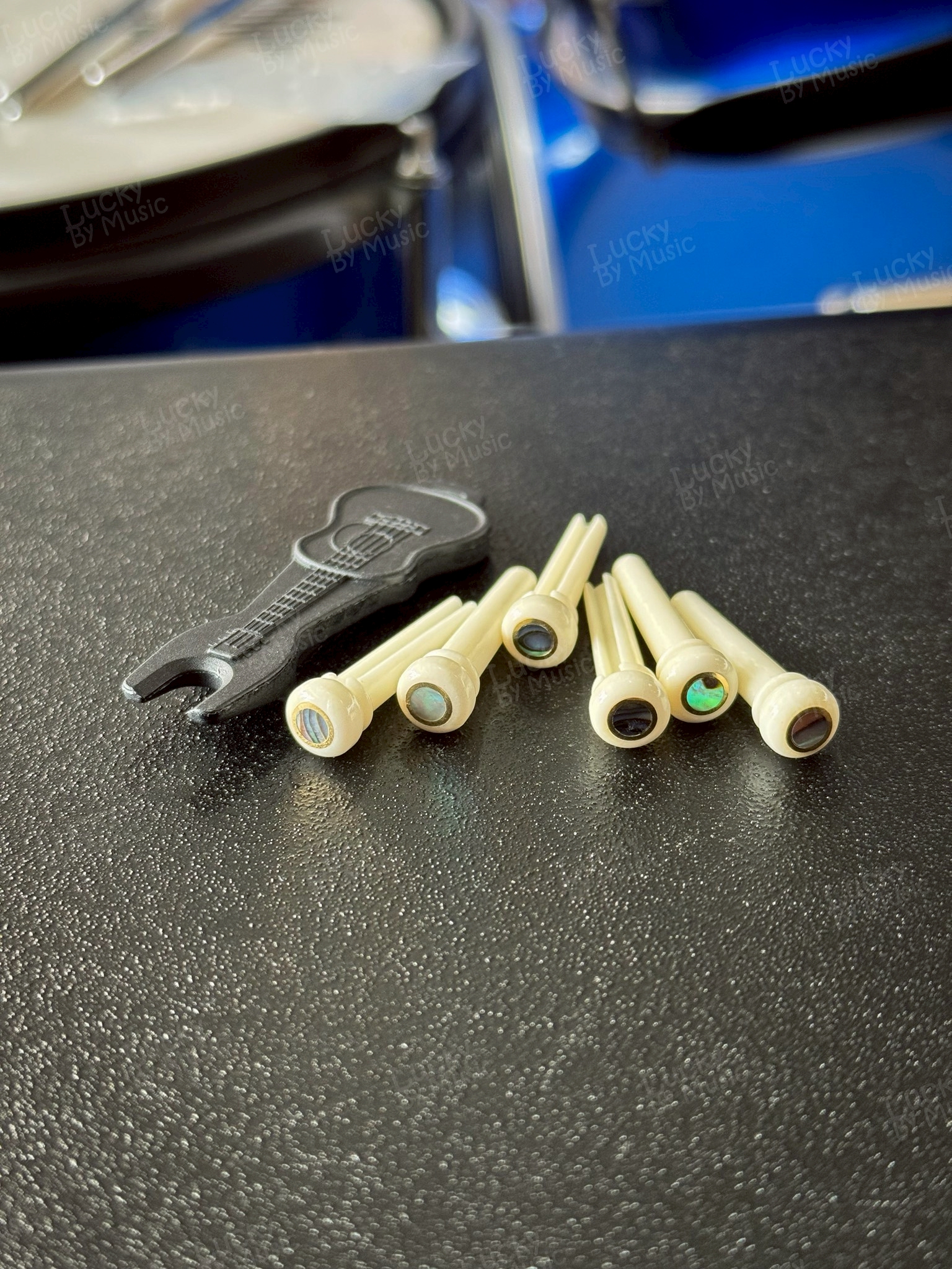 หมุดกระดูกกีตาร์โปร่ง ลายเปลือกหอย ลายมุก สีดำ ขนาดมาตรฐาน หมุด ครบชุด 6 ชิ้น พร้อม ที่งัดหมุด