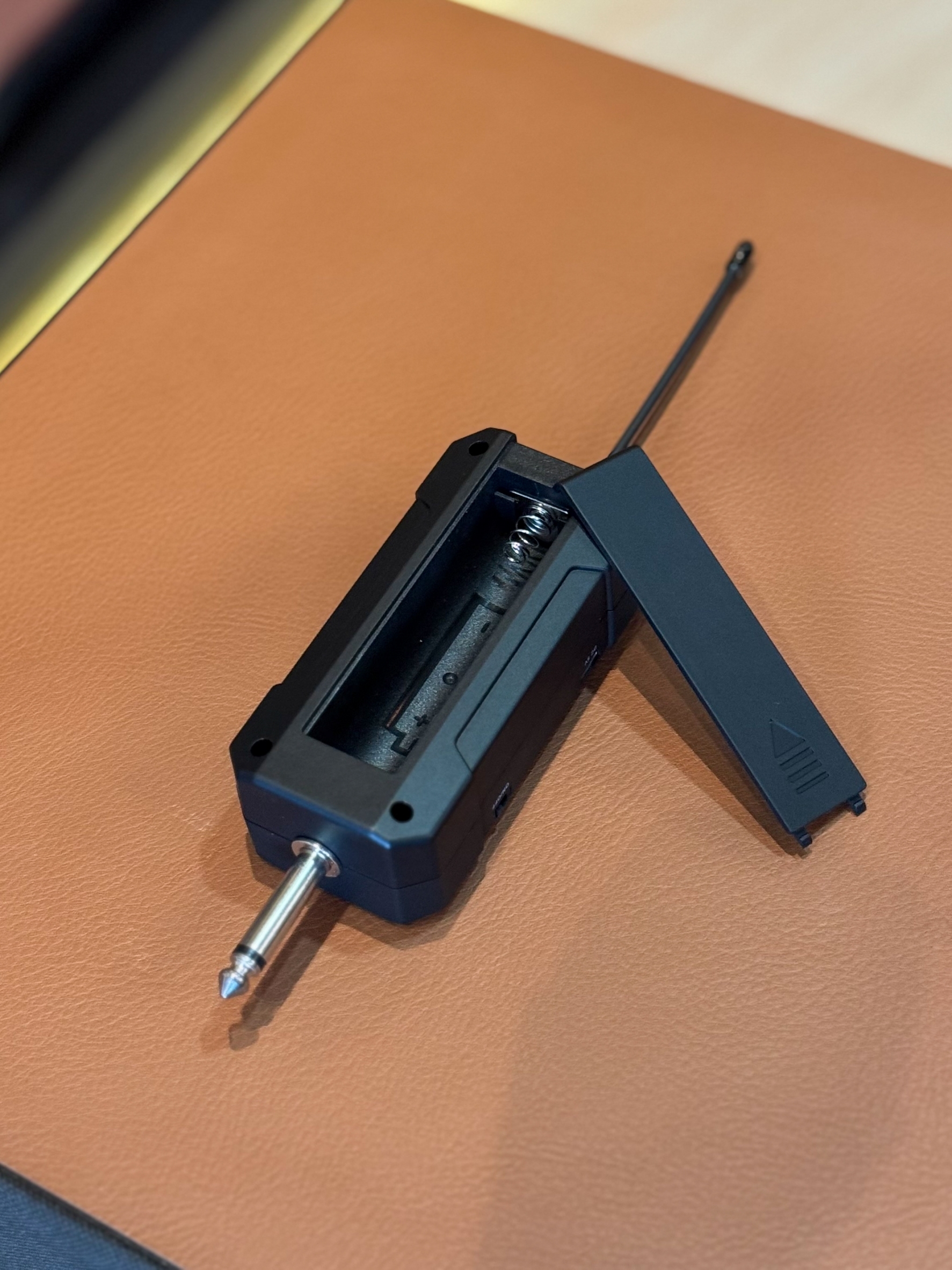 Soundmilan ไมค์ลอยไร้สาย รุ่น M-626 แบบหนีบปกคอเสื้อ 2 ตัว ย่านความถี่ UHF มีจอแสดงคลื่น ลำโพงบลูทูธ