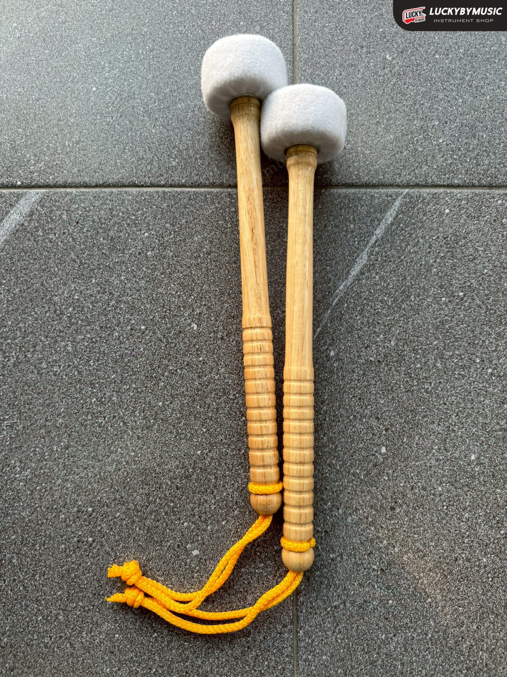 ไม้ตีกลองใหญ่ ด้ามไม้กลึง หัวสักราดใหญ่ ไม้กลองพาเหรด กลองมาร์ชชิ่ง เทรนเนอร์ หัวนวม - คละสีพู่ คู่/เดี่ยว คละด้านไม้กึง