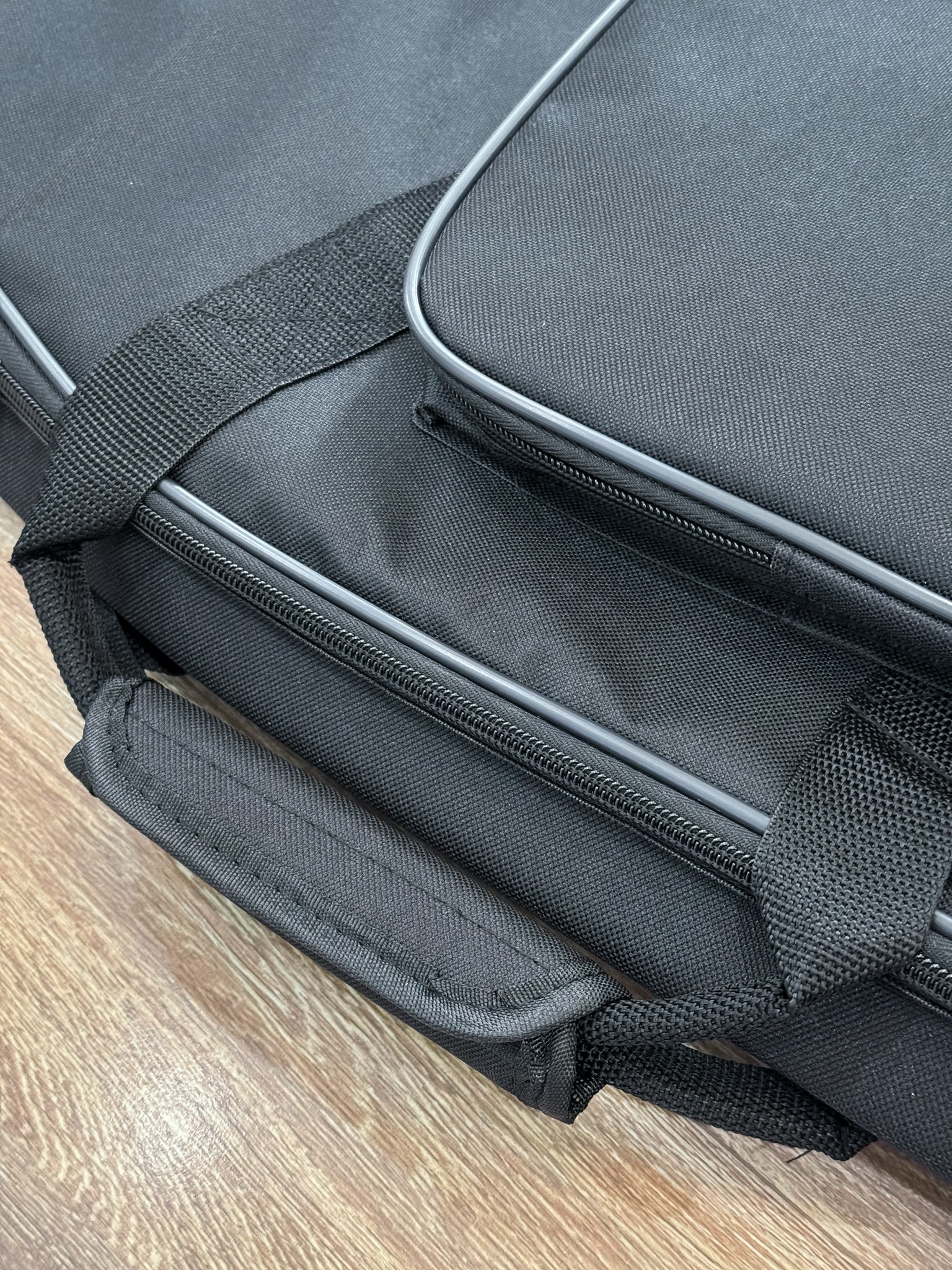 Fender กระเป๋าเบสไฟฟ้า บุฟองน้ำหนา 5 มิล ซอฟเคสเบสไฟฟ้า พร้อมสายคล้องคอ หูหิ้ว สายสะพายไหล่ปรับได้ สำหรับเบสทุกรูปทรง ขนาดมาตรฐาน 4-5 สาย