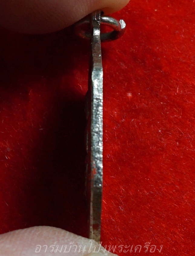 หลวงพ่อใจ วัดบ้านโป่ง รุ่นแรก เหรียญหกเหลี่ยม นั่งเต็มองค์ สีแดง(องค์ที่7)