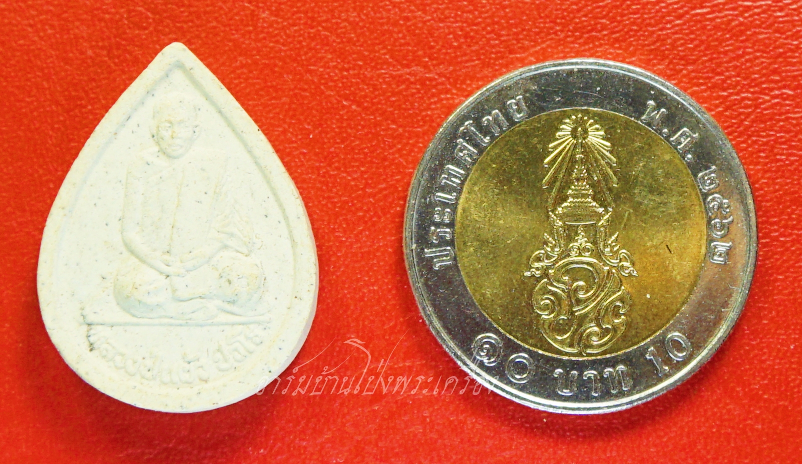 หลวงปู่แผ้ว วัดกำแพงแสน พระผงหยดน้ำ ยุคต้น ออกปี๒๕๔๑ รูปเหมือนนั่งพับเพียบ เนื้อผงสีขาว(องคที่2)