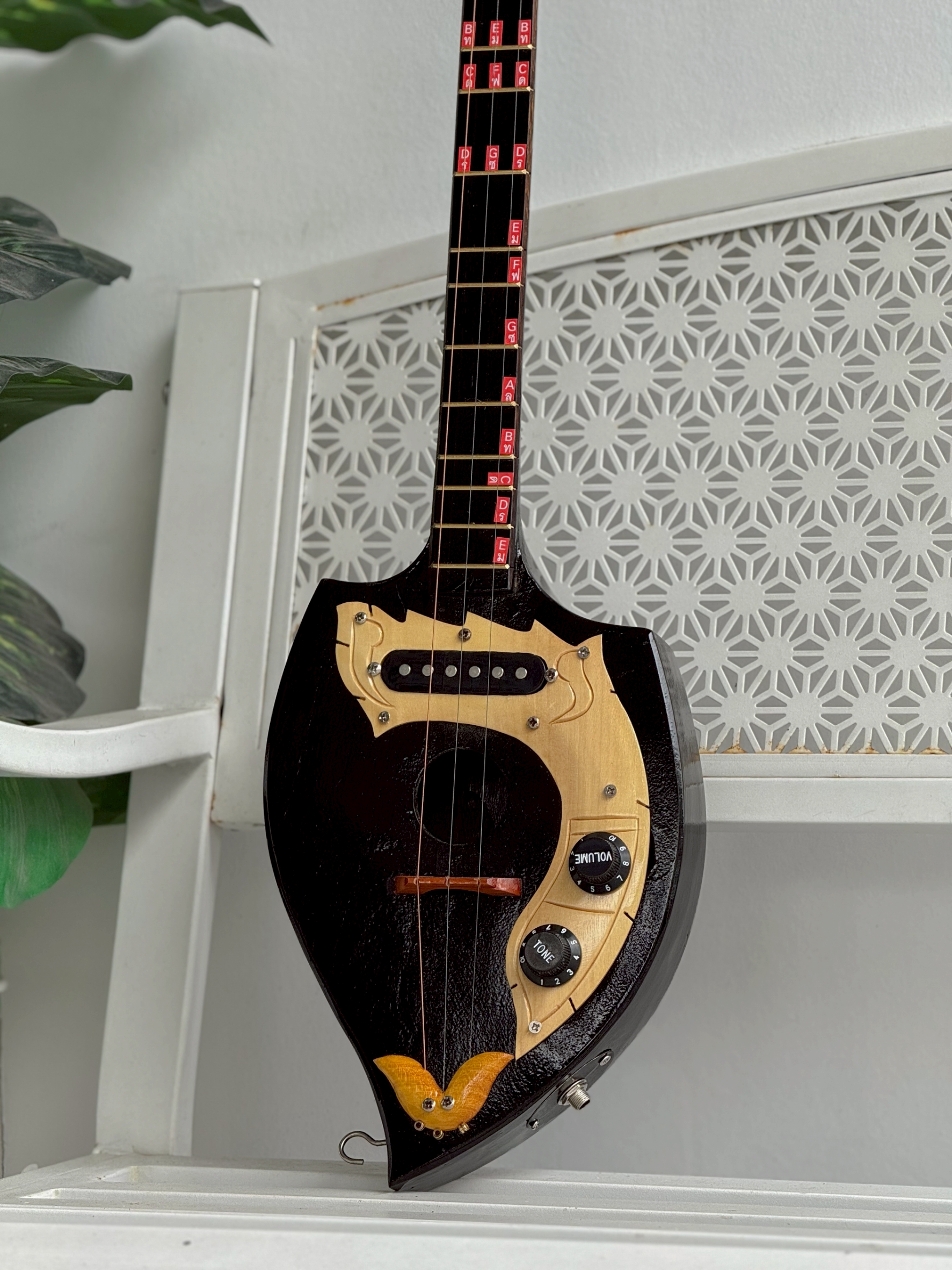 พิณโปร่งไฟฟ้า ซาวโฮลด์กลม สีไม้-สีดำ พร้อม สายแจ็ค สายสพาย หัวพิณพญานาคสามาถถอดได้