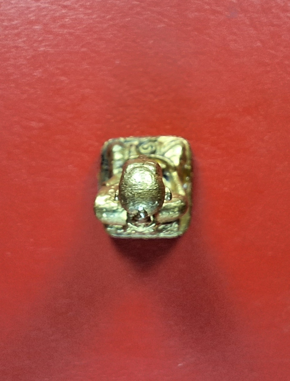 หลวงพ่อแดง วัดเขาบันไดอิฐ จ.เพชรบุรี พิมพ์คุกเข่า ปี๒๕๓๓ เนื้อกะไหล่ทอง(องค์ที่1)