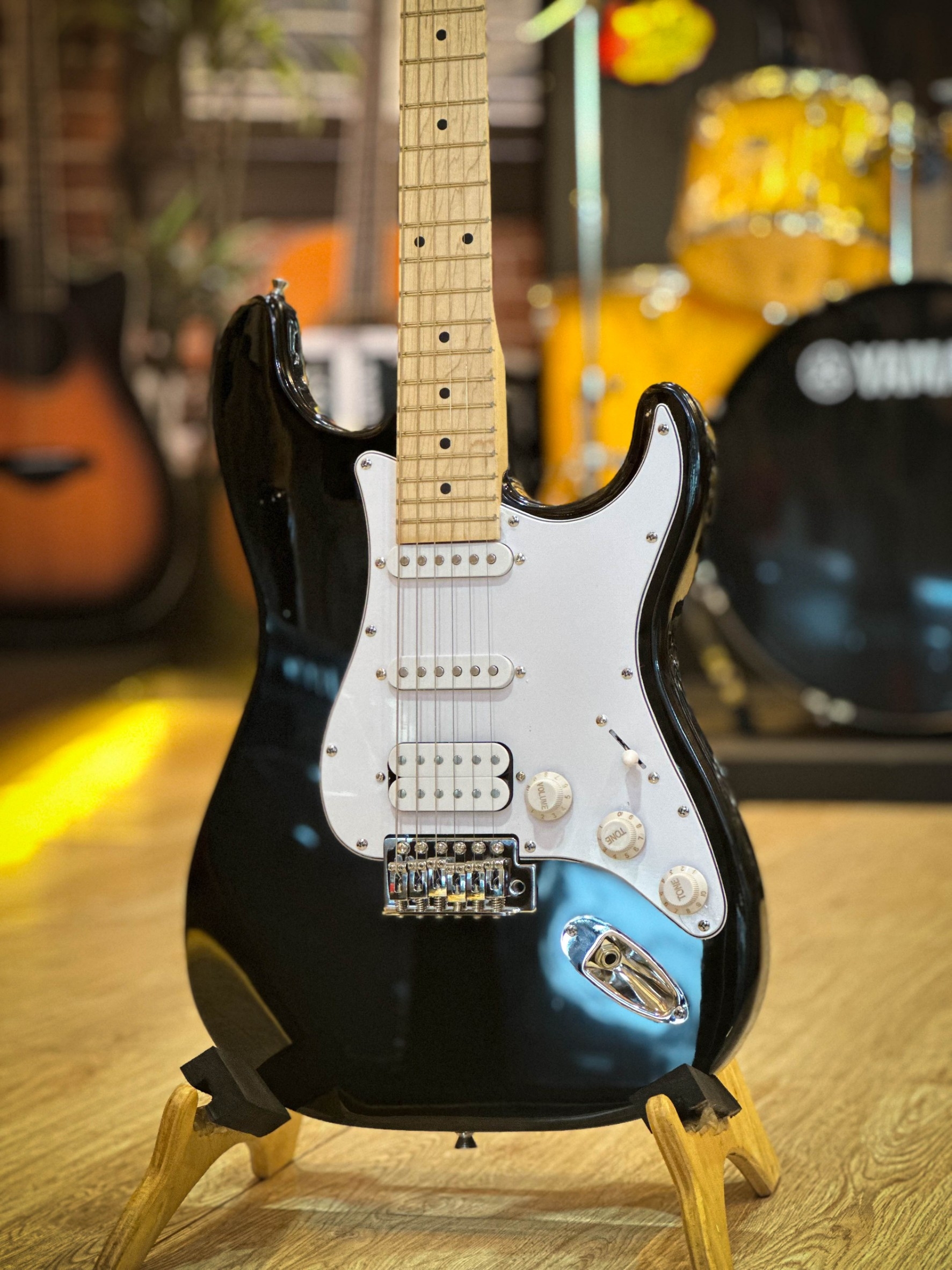 กีต้าร์ไฟฟ้า Siam music SM-02-F คอขาว สีดำ ปิ๊กอัพ HSS พร้อมเซต ตู้แอมป์ DE-20 ฟรี กระเป๋า สายแจ็ค ปิ๊ก2อัน