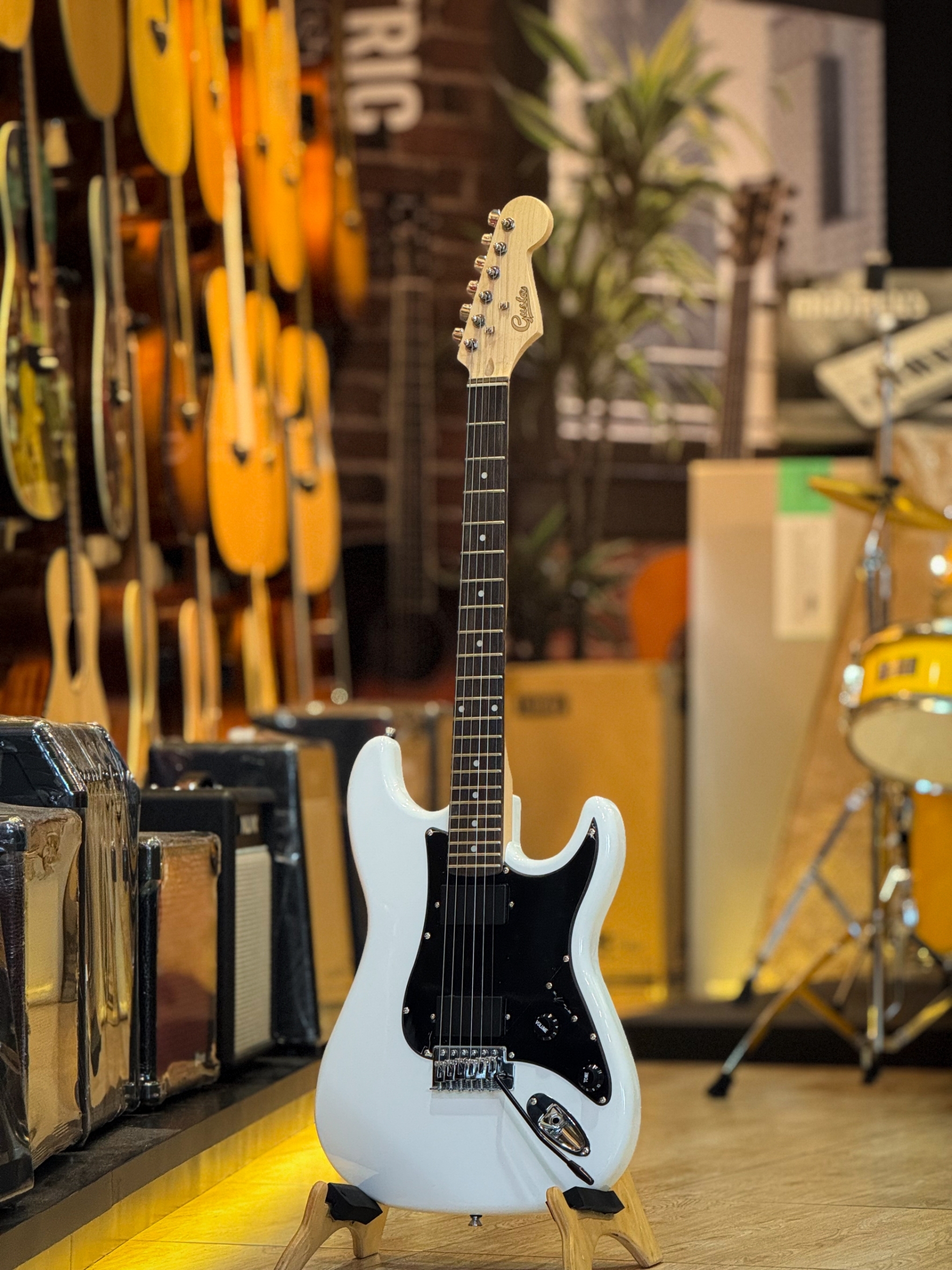 กีต้าร์ไฟฟ้า Gusta รุ่น GST-01 ปิ๊กอัพแบบ HH สีขาว ซาวด์หนา ดุดัน โดนใจขาร็อค ตอบโจทย์ดนตรีร็อคจนถึงเมทัล