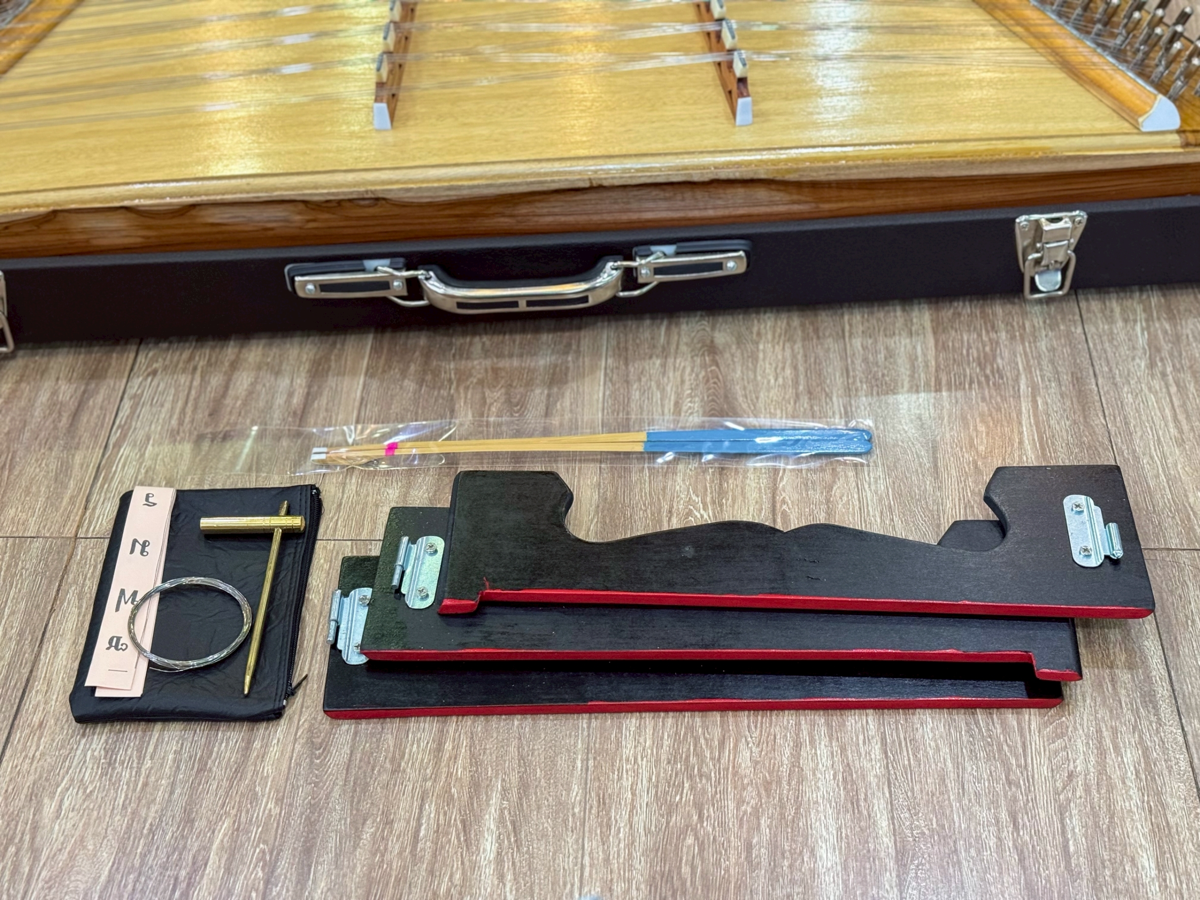 ขิมคางหมูไม้สักทอง โชว์ลายไม้ ขิมพร้อมส่ง ขิมคางหมู ไม้สักทอง ให้เสียงนุ่มหวาน พร้อมอุปกรณ์