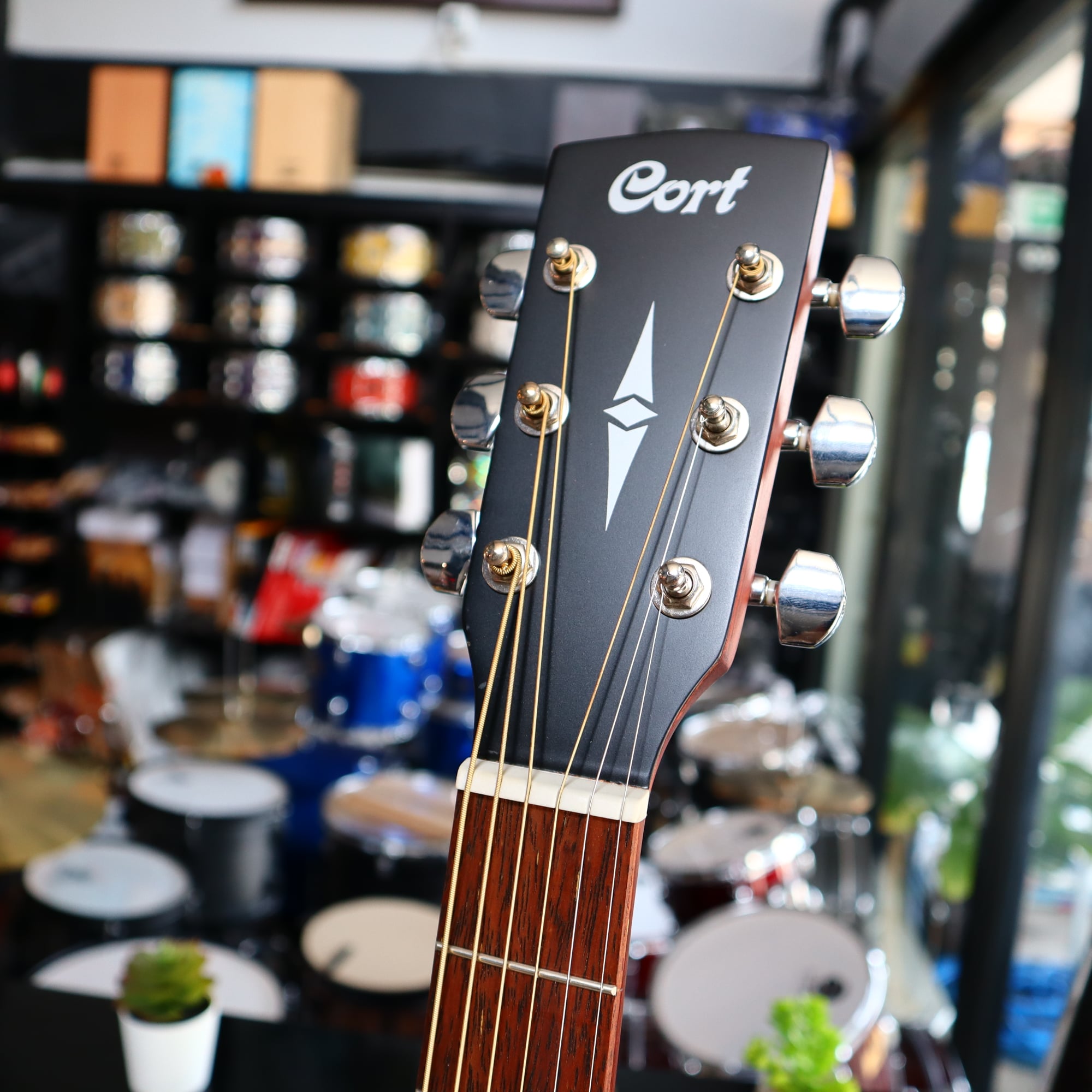 กีต้าร์โปร่ง CORT รุ่น AD-810 พร้อมกระเป๋า ปิ๊กประแจ