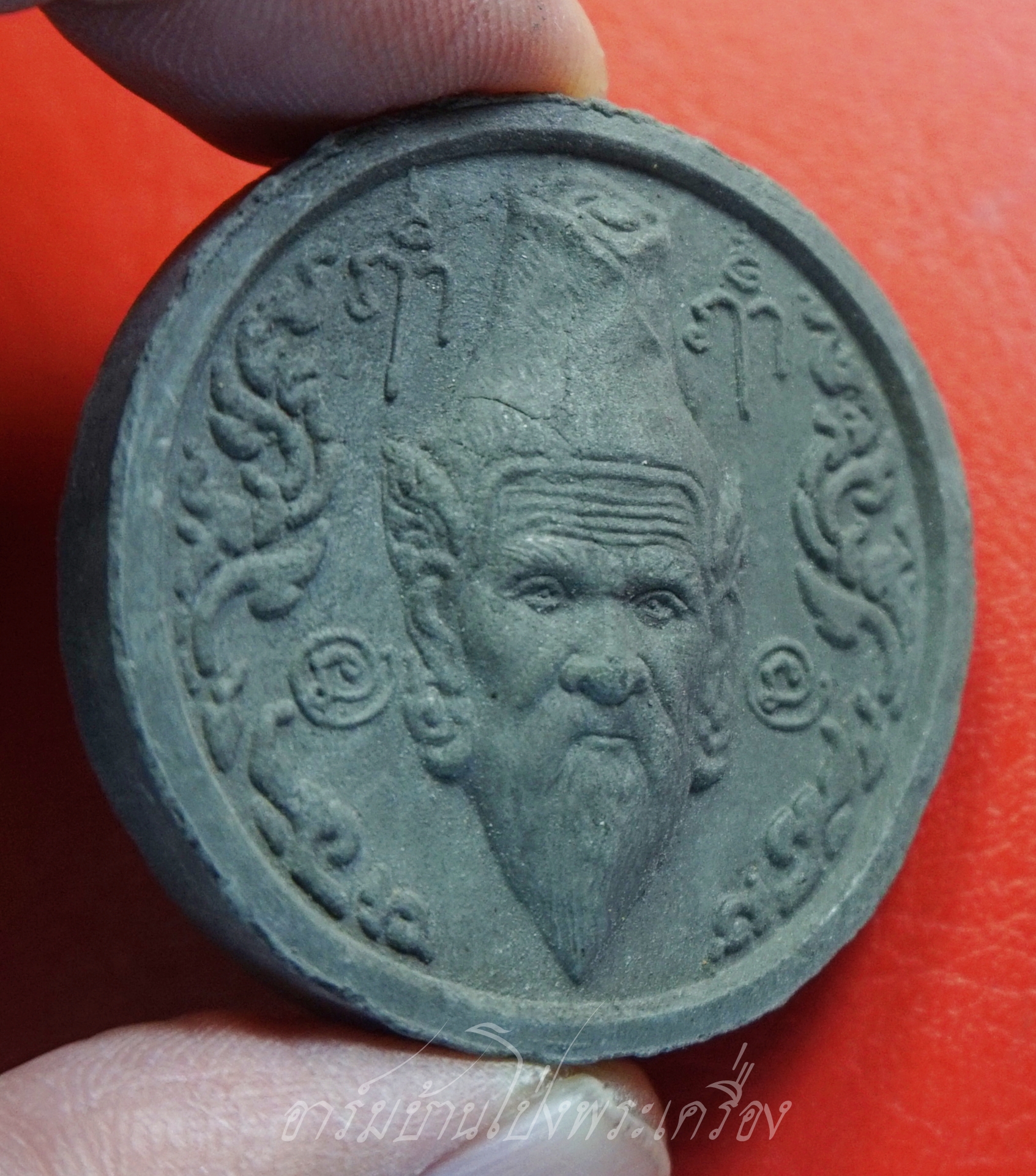 หลวงปู่ต้อย วัดสนามแย้ เศียรพ่อแก่ฤาษีนารอด หลังปู่ฤาษีนารายณ์ รุ่นแรก ปี๒๕๕๓ เนื้อผงพุทธคุณ(องค์ที่1)