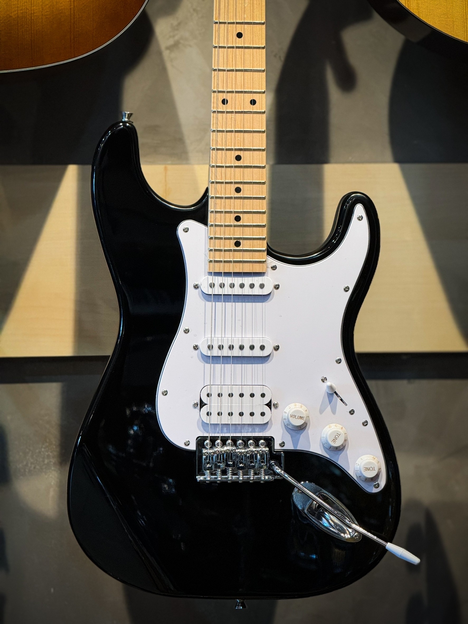 กีต้าร์ไฟฟ้า Fusion ST-SSH-F ปิ๊กอัพ HSS มีเซตแอมป์ 10 วัตต์ - ฟรี กระเป๋า ปิ๊ก4อัน ใบคอร์ด ประแจ สายแจ็ค