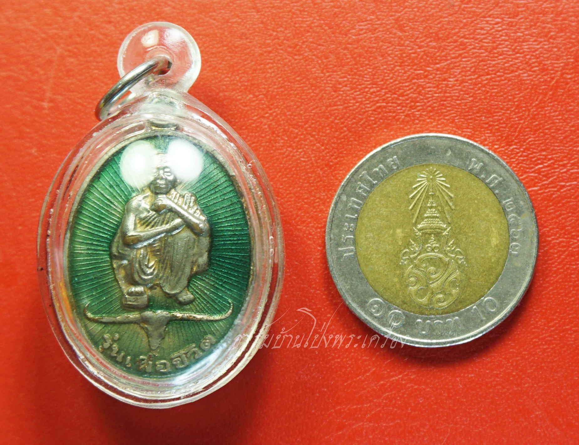 หลวงพ่อคูณ วัดบ้านไร่ รุ่นเพื่อชีวิต ปี๒๕๓๙ เนื้อกะไหล่ทองลงยาสีเขียว จัดสร้างโดยวงคาราบาว ด้านหลังตอกโค๊ต"จ"(องค์ที่3)