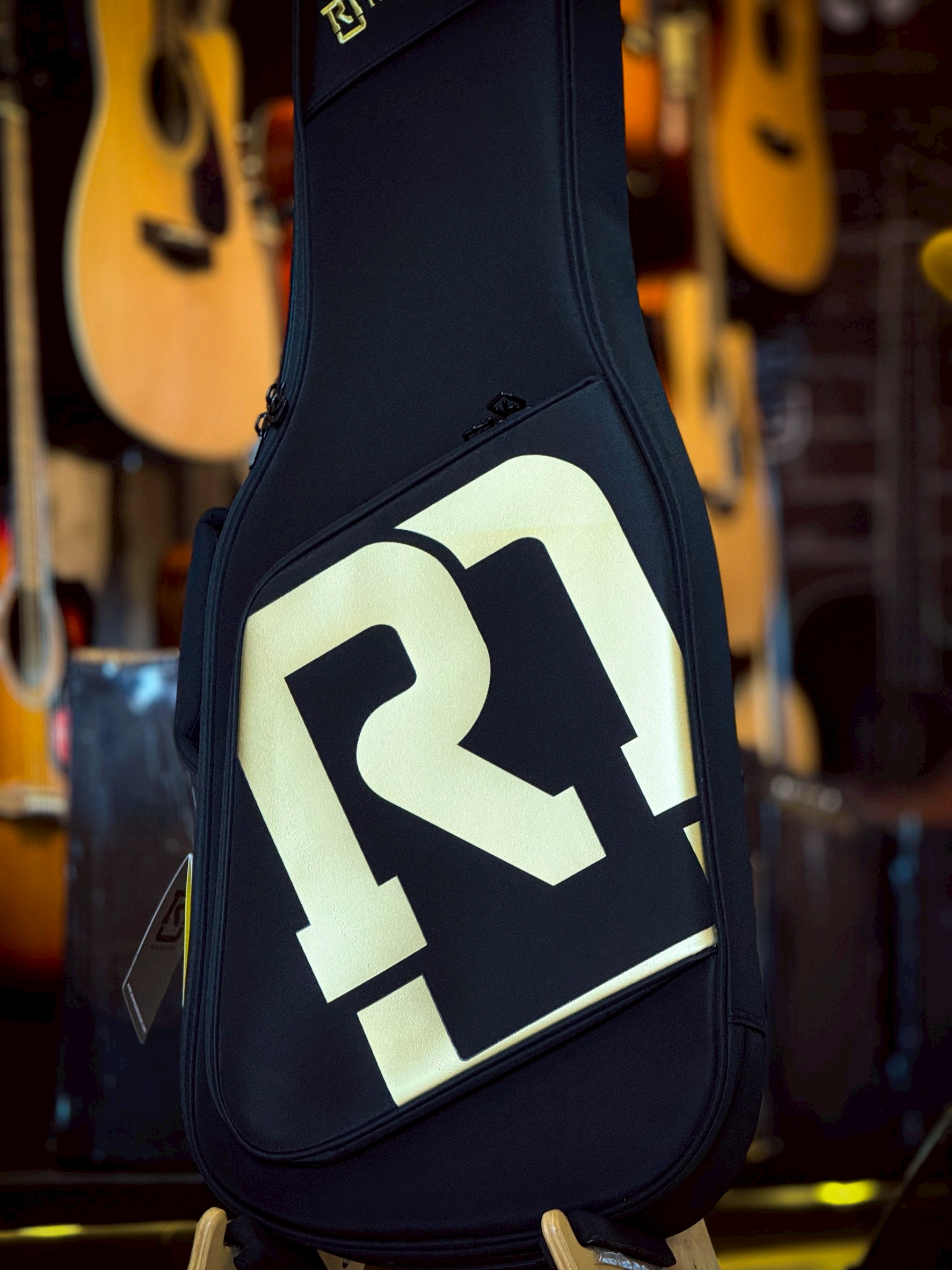 Real Mission สีดำ-ทอง ซอฟเคสกีตาร์ไฟฟ้า Soft Case กระเป๋ากีตาร์ไฟฟ้า ป้องกันการกระแทกได้ดี วัสดุกันน้ำ งานหนามาก