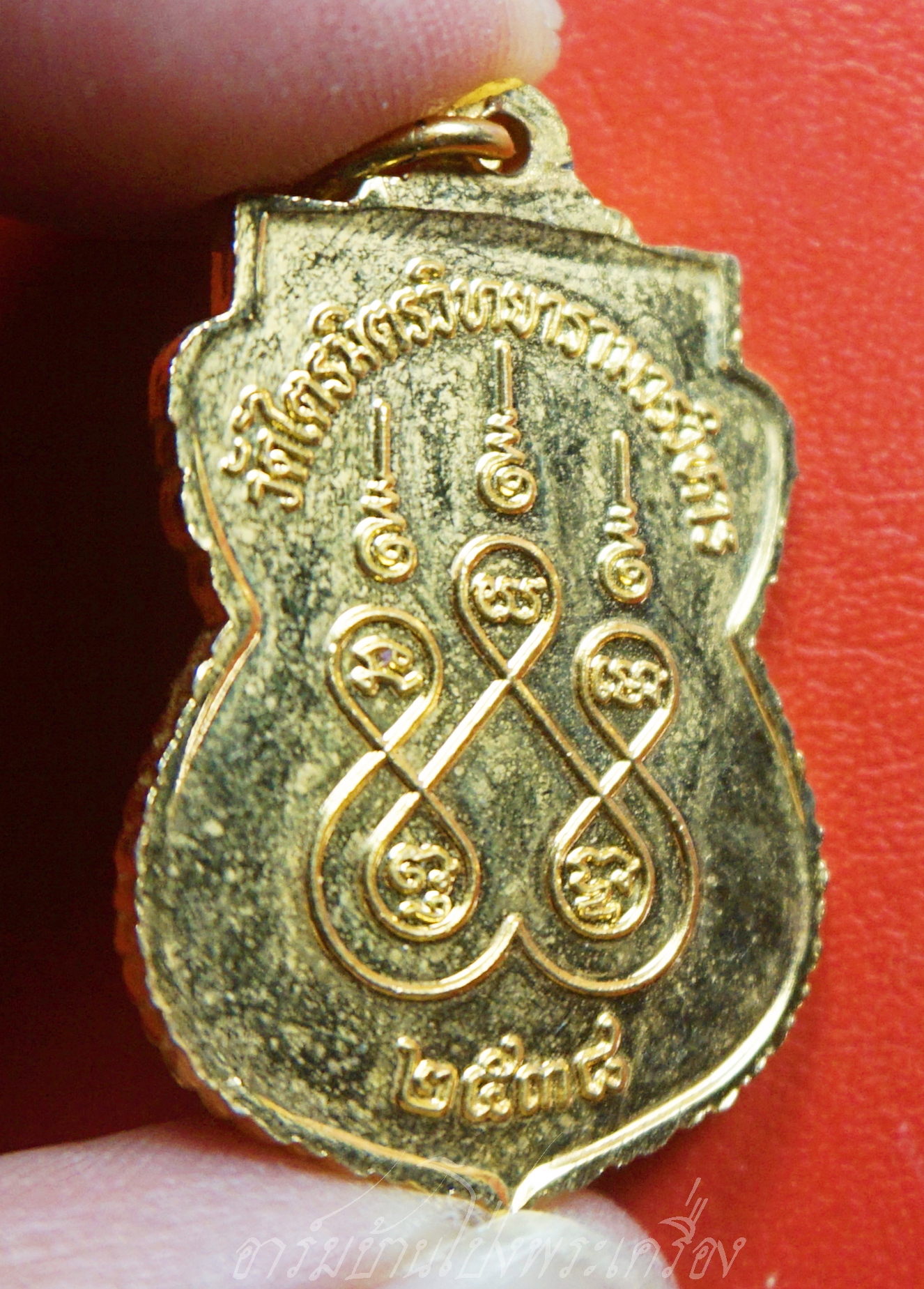 เหรียญเสมา พระพุทธมหาสุวรรณปฏิมากรหรือหลวงพ่อทองคำ วัดไตรมิตร ปี๒๕๓๘ เนื้อกะไหล่ทอง เจ้าคุณธงชัยสร้าง(องค์ที่1)