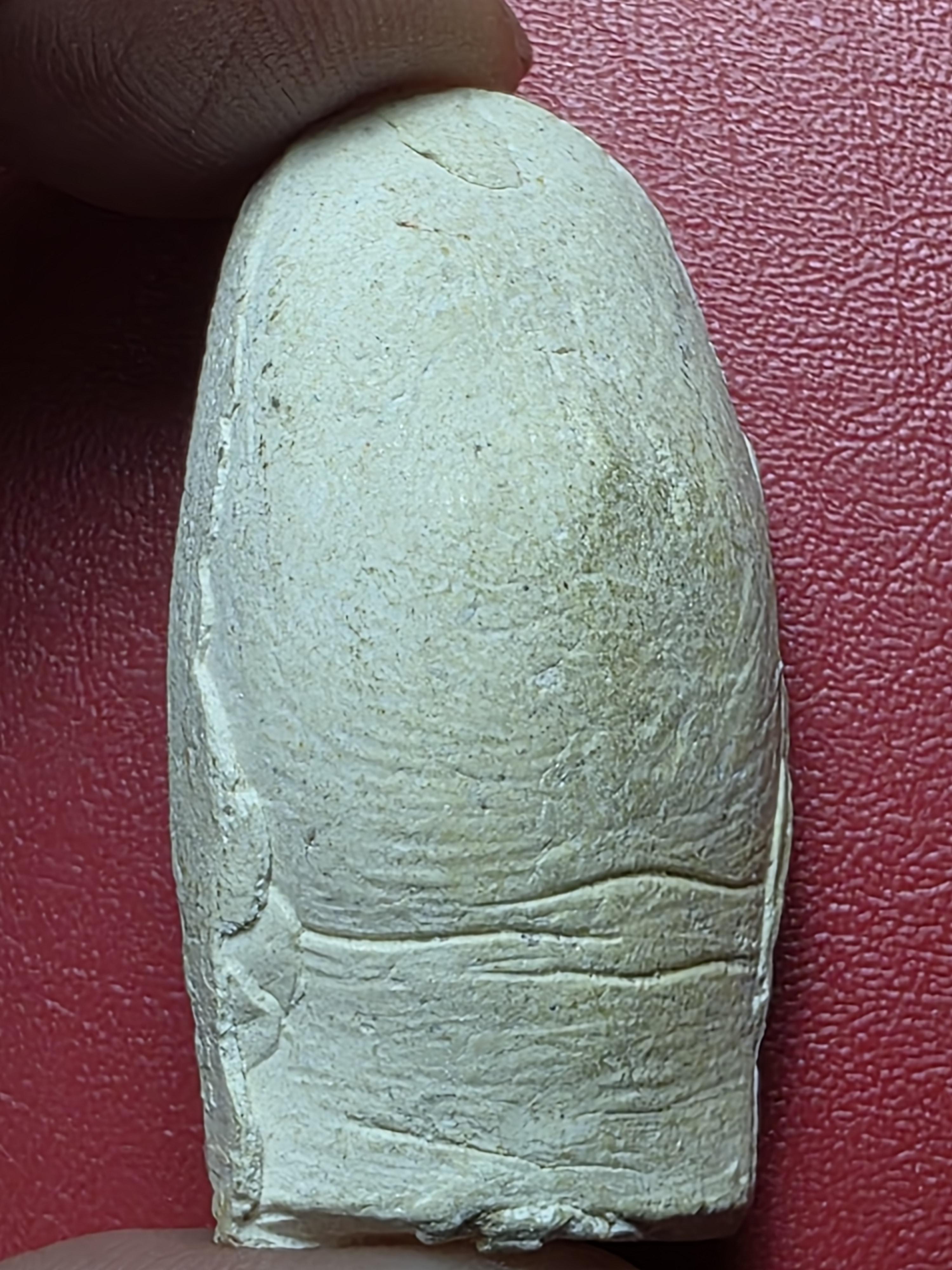 หลวงพ่อคูณ วัดบ้านไร่ นิ้วโป้งจำลอง ลงอักขระยันต์ ปี๒๕๓๖ เนื้อผง(องค์ที่18)