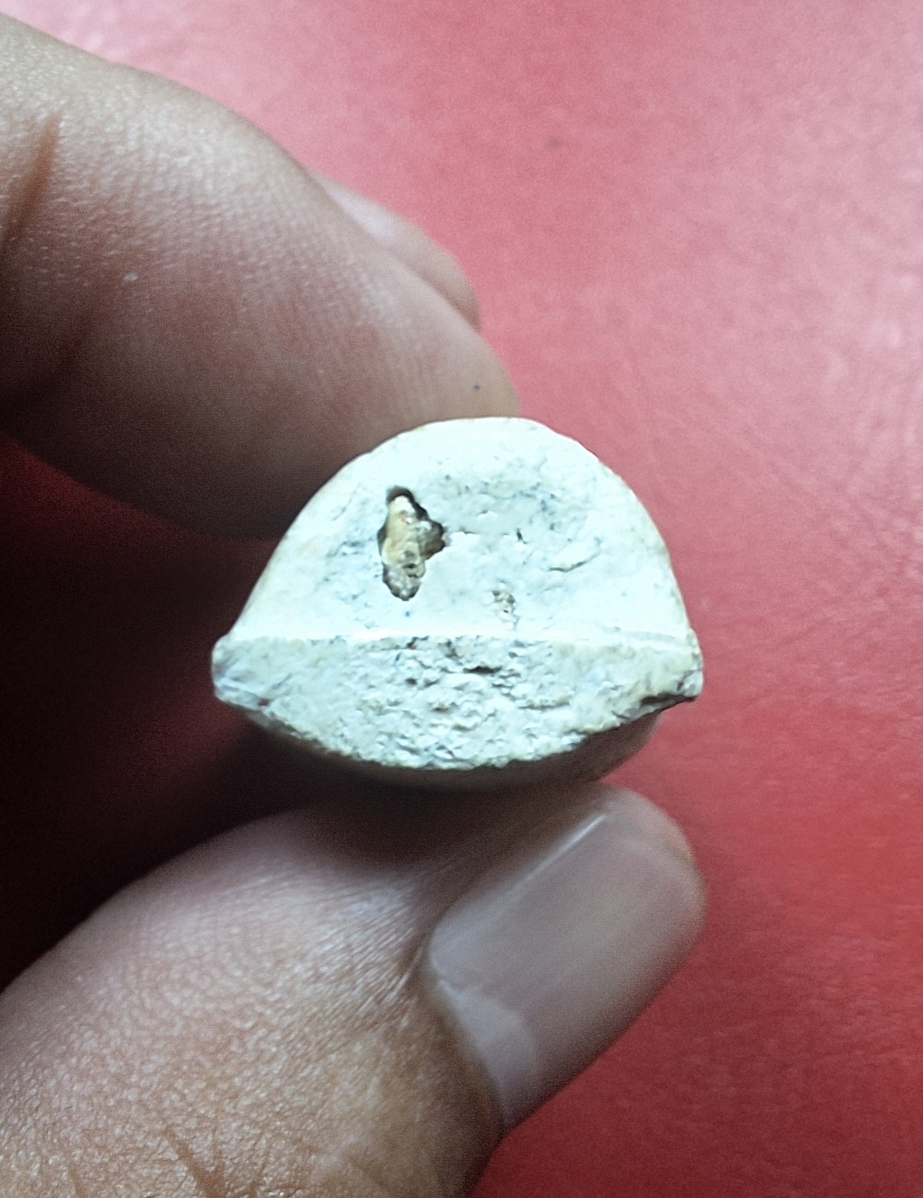 หลวงพ่อคูณ วัดบ้านไร่ นิ้วโป้งจำลอง ลงอักขระยันต์ ปี๒๕๓๖ เนื้อผง(องค์ที่17)