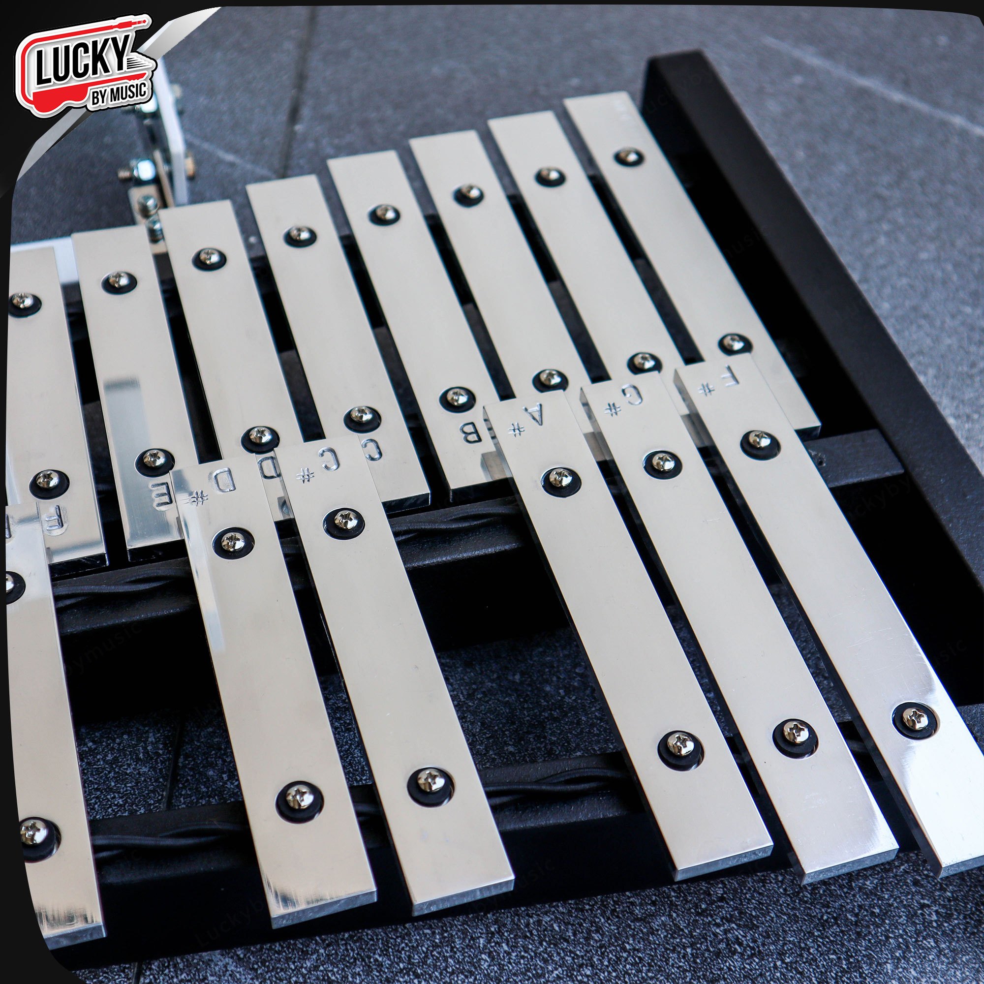 Sterling มาร์ชชิ่งเบลล์ 32 คีย์ พร้อมชุดสะพายและไม้ตี 2 คู่ ให้เสียงที่ใส กังวาล เหมาะสำหรับวงดนตรีขนาดเล็กและขนาดกลาง