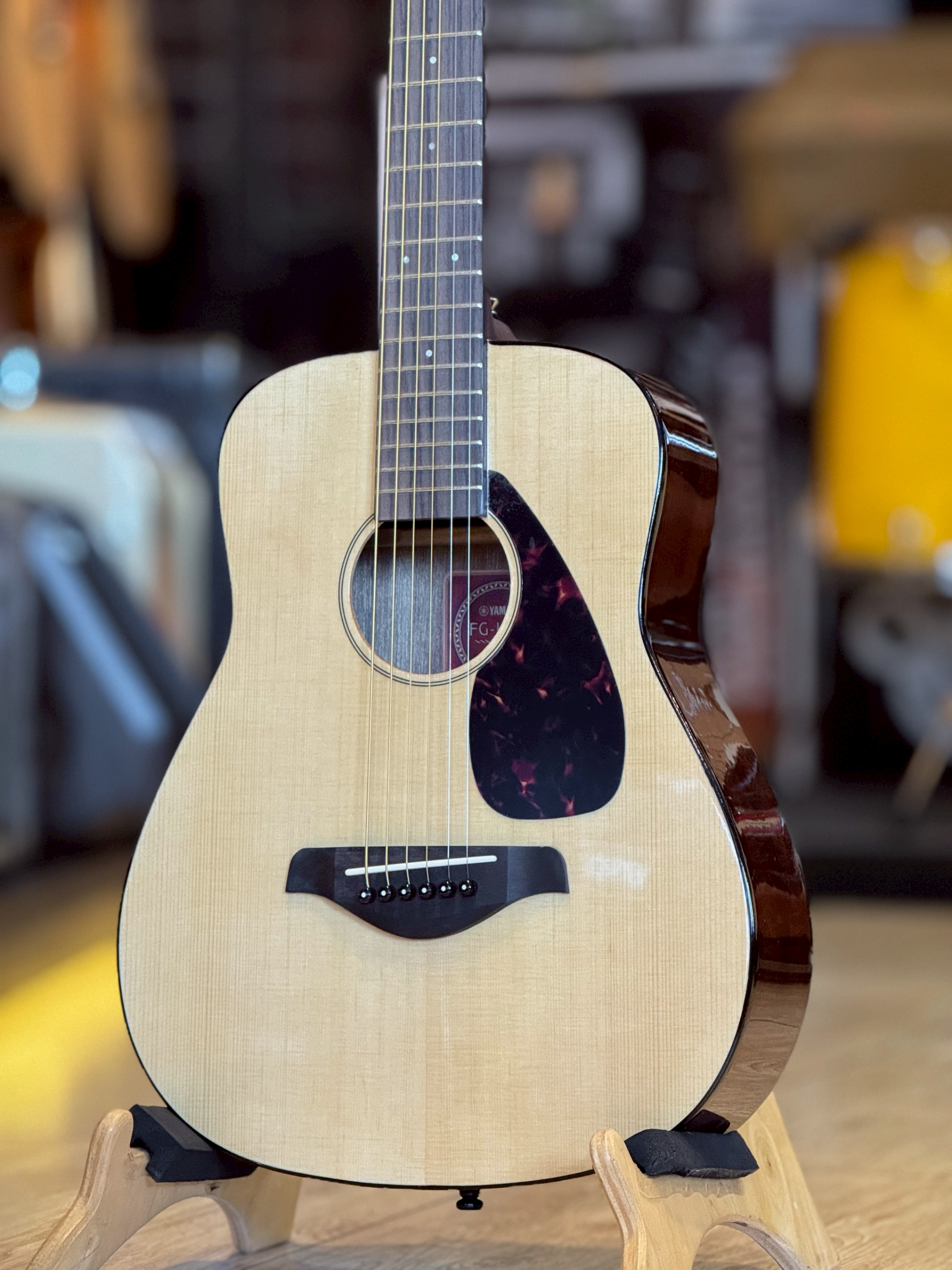 กีตาร์โปร่ง YAMAHA JR2S TOP Solid Spruce Acoustic Guitar สี N/SB พร้อมกระเป๋ากีตาร์ในกล่อง