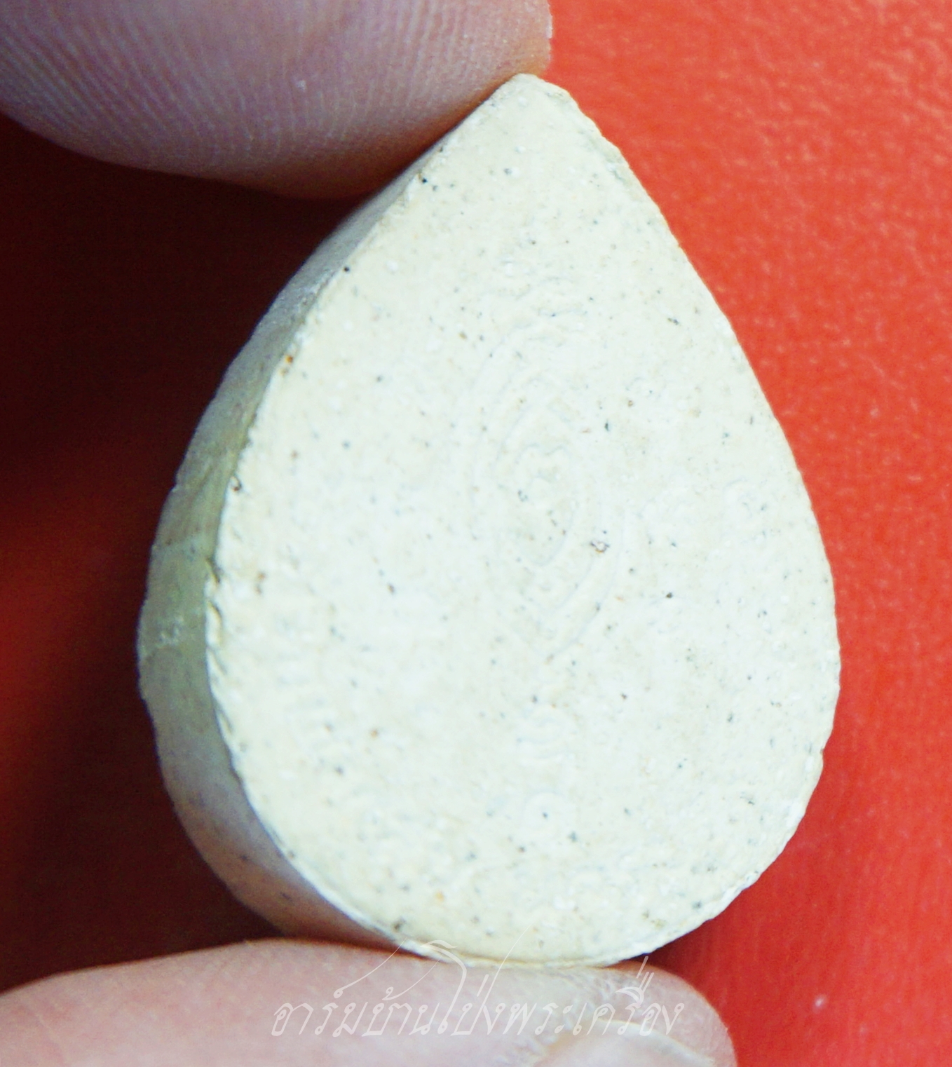 หลวงปู่แผ้ว วัดกำแพงแสน พระผงหยดน้ำ ยุคต้น ออกปี๒๕๔๑ รูปเหมือนนั่งพับเพียบ เนื้อผงสีขาว(องคที่3)