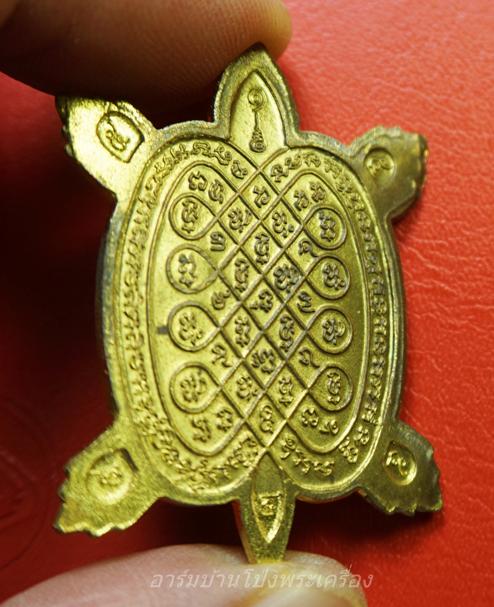 หลวงปู่แผ้ว ปวโร วัดหนองพงนก พญาเต่าเรือนนำโชค รุ่นปลดหนี้ พิมพ์ใหญ่ พิธีจักรพรรดิตราธิราช ๑๐๘ เกจิ ปี๒๕๕๐ เนื้อฝาบาตร(องค์ที่2)