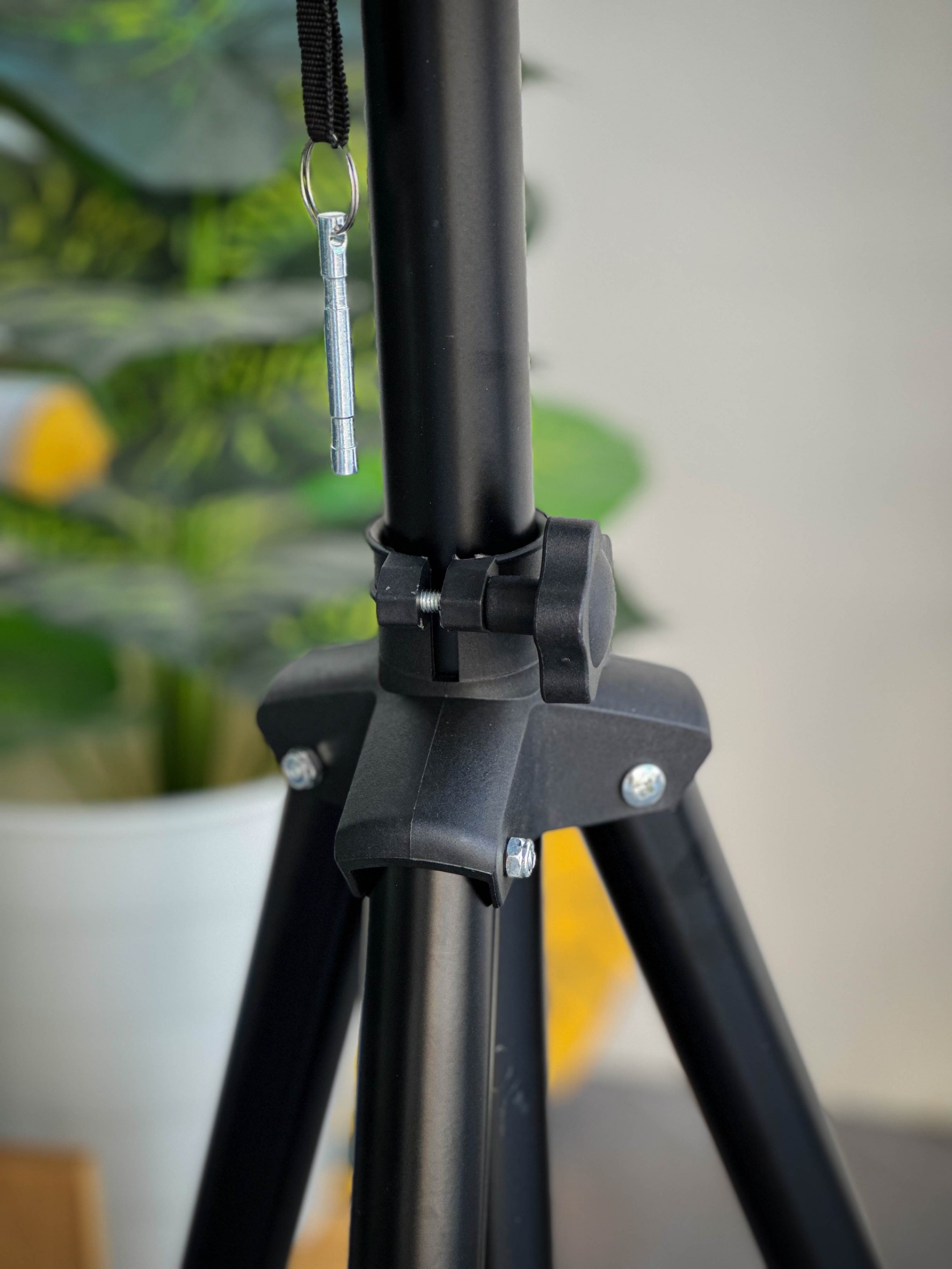 ขาตั้งลำโพง BEST STS-06 ขาลำโพง รับน้ำหนักได้ดี ปรับระดับความสูงได้ วัสดุเป็นเหล็ก ทนทาน ใช้งานได้นาน ไม่เป็นสนิมง่าย