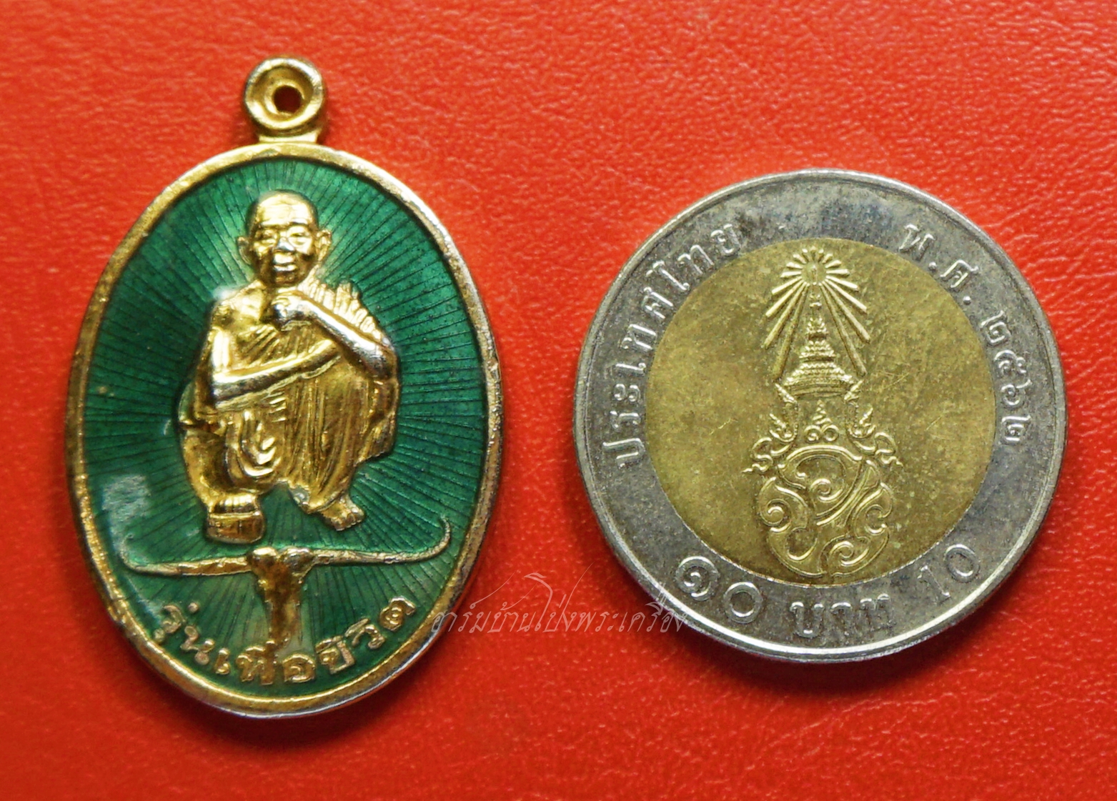 หลวงพ่อคูณ วัดบ้านไร่ รุ่นเพื่อชีวิต ปี๒๕๓๙ เนื้อกะไหล่ทองลงยาสีเขียว จัดสร้างโดยวงคาราบาว ด้านหลังตอกโค๊ต"จ"(องค์ที่4)