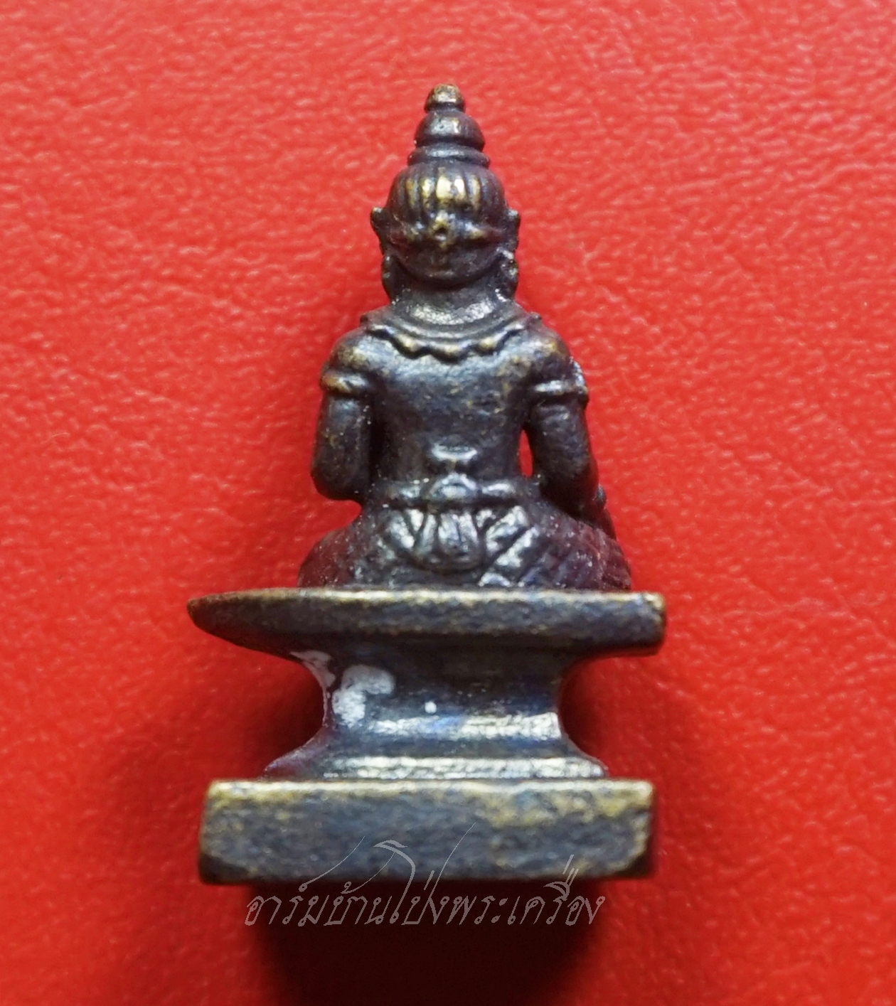 พระวิษณุกรรม วิทยาลัยการอาชีพตระการพืชผล จ.อุบลราชธานี รุ่นแรก หลวงปู่คําบุ วัดกุดชมภู เกจิดังแห่งเมืองอุบลฯ เมตตาปลุกเสกให้ใน ปี๒๕๕๔(องค์ที่1)