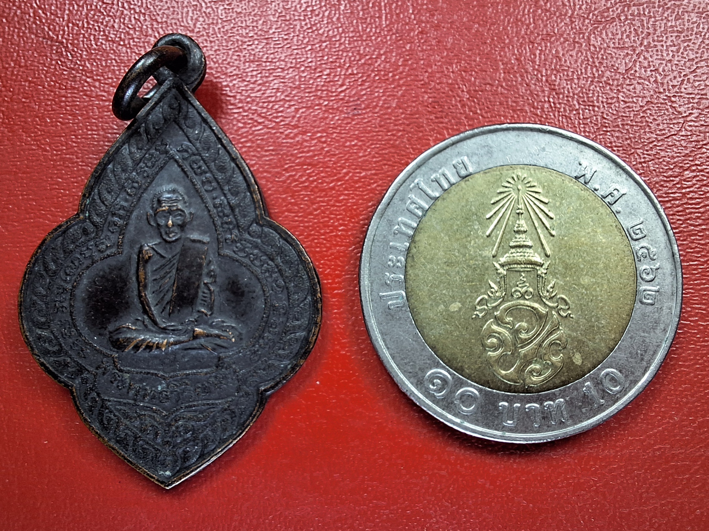 พระพุทธวิริยากร วัดอมรินทราราม ที่ระลึกพิธีมงคลพระอุโบสถจตุมข ปี๒๕๑๘ เนื้อทองแดงรมดำ(องค์ที่1)